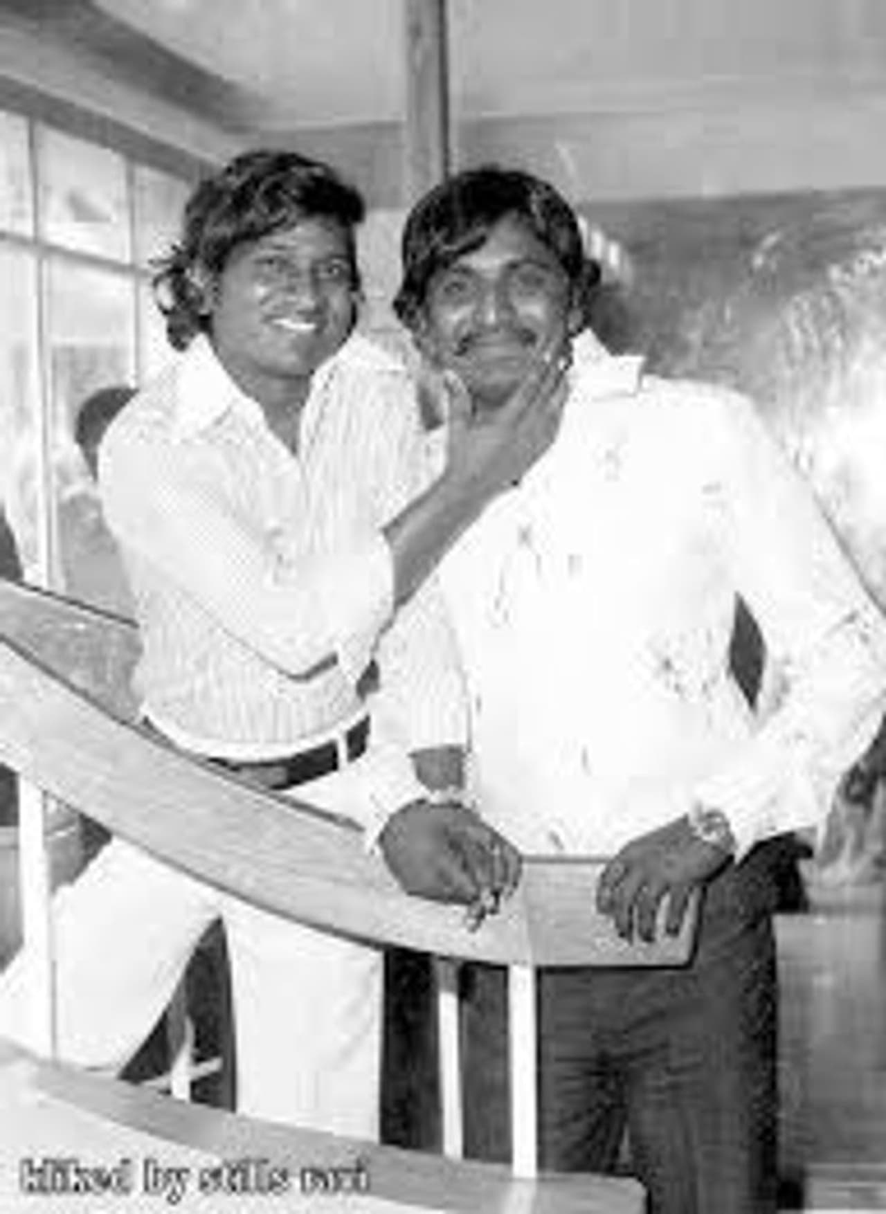 <p>நண்பர் இளையராஜாவுடன் இளம் வயதில் வைரமுத்து&nbsp;</p>