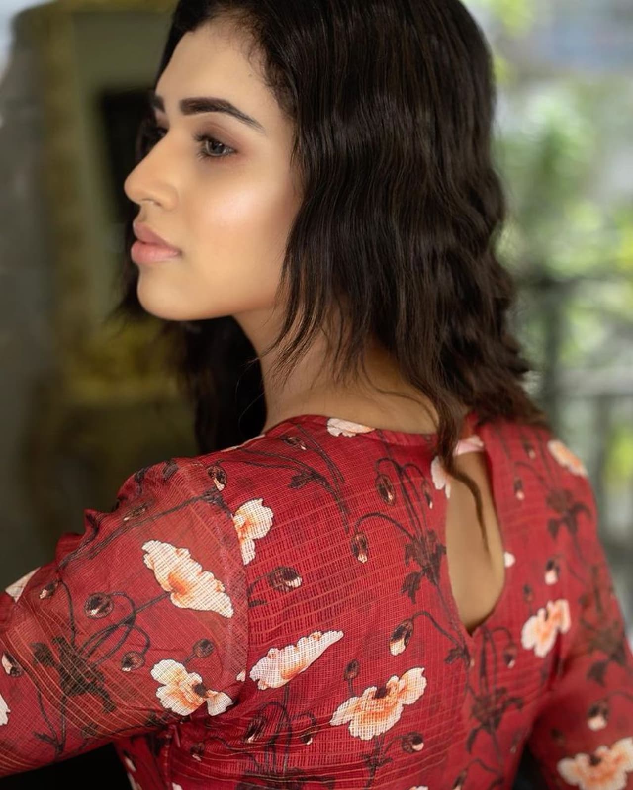 <p>பின்னழகை காமித்து அசத்தும் மீனாட்சி </p> <p>பின்னழகை காமித்து அசத்தும் மீனாட்சி </p>