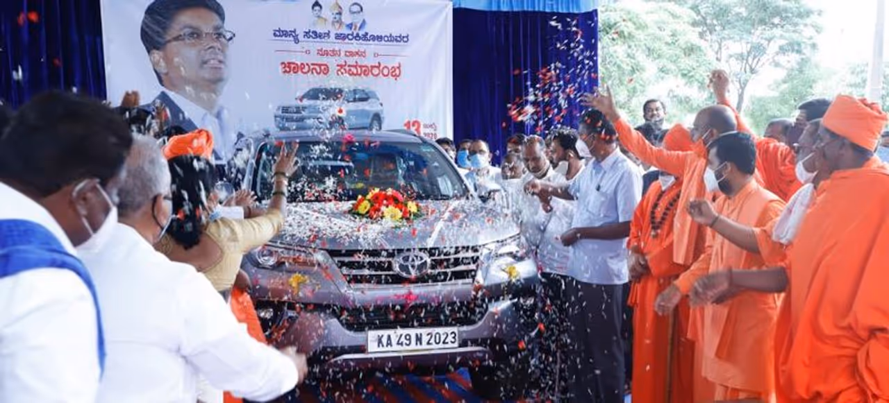 <p>ಮೌಢ್ಯ ವಿರುದ್ದ ನಿರಂತರ ಹೋರಾಟ ಮಾಡುತ್ತಿರುವ ವೈಚಾರಿಕ ಚಿಂತಕ, ಕೆಪಿಸಿಸಿ ಕಾರ್ಯಾಧ್ಯಕ್ಷ ಸತೀಶ ಜಾರಕಿಹೊಳಿ ಅವರು ಮತ್ತೊಂದು ಹೆಜ್ಜೆ ಮುಂದಿರಿಸಿ ಹೊಸ ಇತಿಹಾಸಕ್ಕೆ ನಾಂದಿ ಹಾಡಿದ್ದಾರೆ.</p> <p>ಮೌಢ್ಯ ವಿರುದ್ದ ನಿರಂತರ ಹೋರಾಟ ಮಾಡುತ್ತಿರುವ ವೈಚಾರಿಕ ಚಿಂತಕ, ಕೆಪಿಸಿಸಿ ಕಾರ್ಯಾಧ್ಯಕ್ಷ ಸತೀಶ ಜಾರಕಿಹೊಳಿ ಅವರು ಮತ್ತೊಂದು ಹೆಜ್ಜೆ ಮುಂದಿರಿಸಿ ಹೊಸ ಇತಿಹಾಸಕ್ಕೆ ನಾಂದಿ ಹಾಡಿದ್ದಾರೆ.</p>