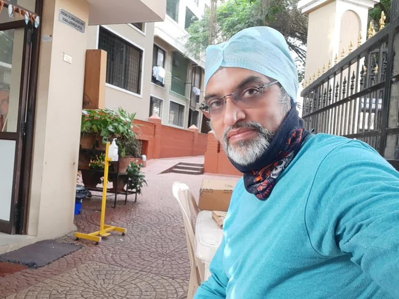 <p>ಕಿರುತೆರೆ ಕಲಾವಿದ ಶ್ರೀನಾಥ್ ವಸಿಷ್ಠ ವಾಸ ಮಾಡುತ್ತಿರುವ ಅಪಾರ್ಟ್‌ಮೆಂಟ್‌ನ ಸೆಕ್ಯುರಿಟಿ ಸಿಬ್ಬಂದಿಗೂ ಸೋಂಕು ತಗುಲಿದೆ. ಅವರ ಜೊತೆಗೆ ಇನ್ನೂ ಮೂರು ಮಂದಿ ಕ್ವಾರಂಟೈನ್ ಆಗಿದ್ದಾರೆ.&nbsp;ಅಪಾರ್ಟ್‌ಮೆಂಟ್‌ನ ಸೆಕ್ಯುರಿಟಿ ಕೆಲಸಕ್ಕೆ ಅದರ ನಿವಾಸಿಗಳೇ ಮುಂದಾಗಿದ್ದು ವಸಿಷ್ಠ ತಮ್ಮ ಪಾಳಿಯ ಕೆಲಸ ಮುಗಿಸಿದ್ದಾರೆ.</p>