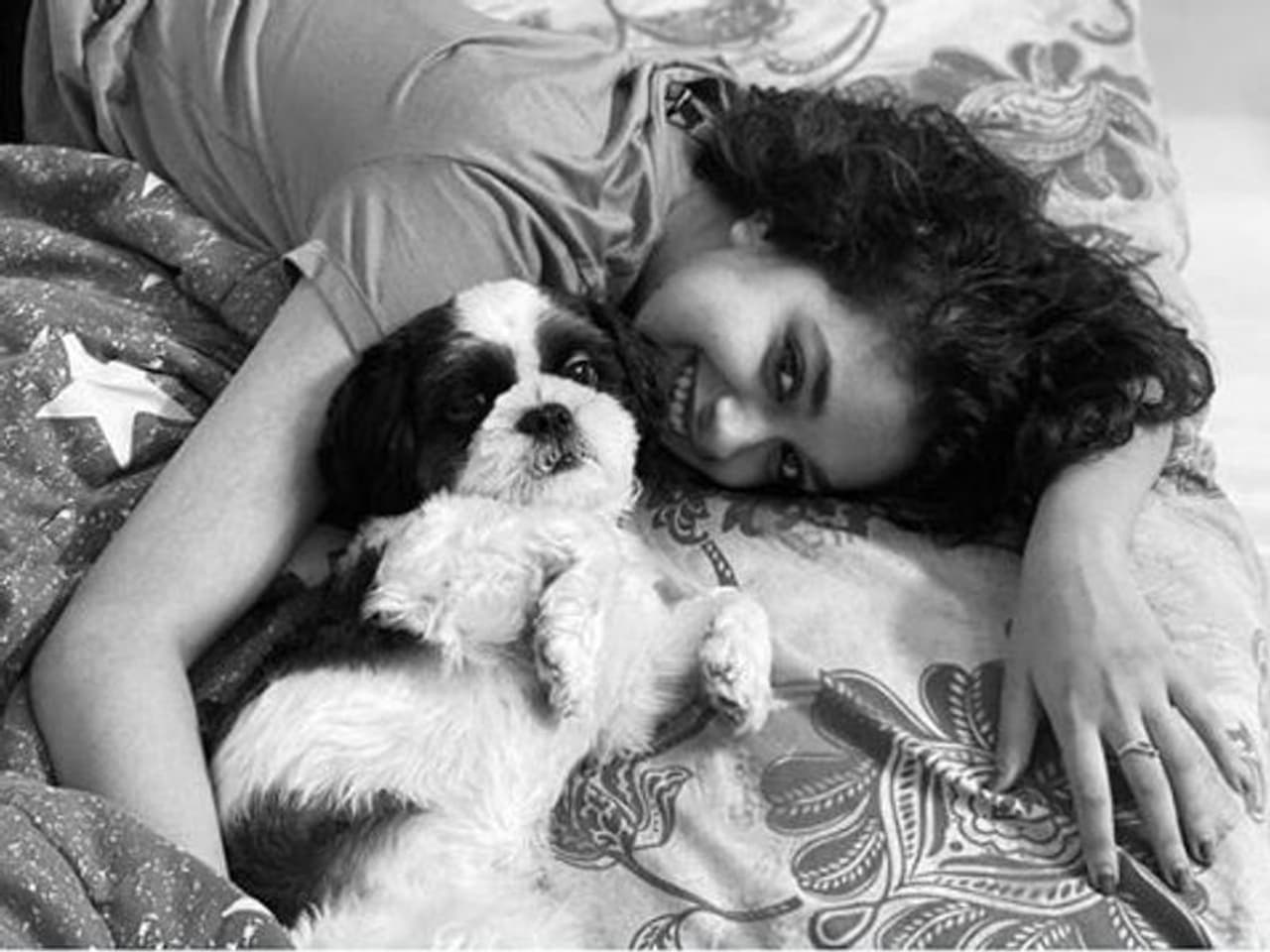 <p>தமிழில் முன்னணி நடிகையாக வலம் வருபவர் கீர்த்தி சுரேஷ். இது என்ன மாயம் திரைப்படம் மூலம் அறிமுகமான கீர்த்தி சுரேஷ். இந்நிலையில் இவர் தெலுங்கு மற்றும் தெலுங்கில் நடித்த, 'மகாநடி' சூப்பர் ஹிட் வெற்றி பெற்றது. இந்நிலையில் இவர் தன்னுடைய நாய் குட்டியுடன் எடுத்த புதிய போட்டோ ஷூட் வைரலாகி வருகிறது.</p>