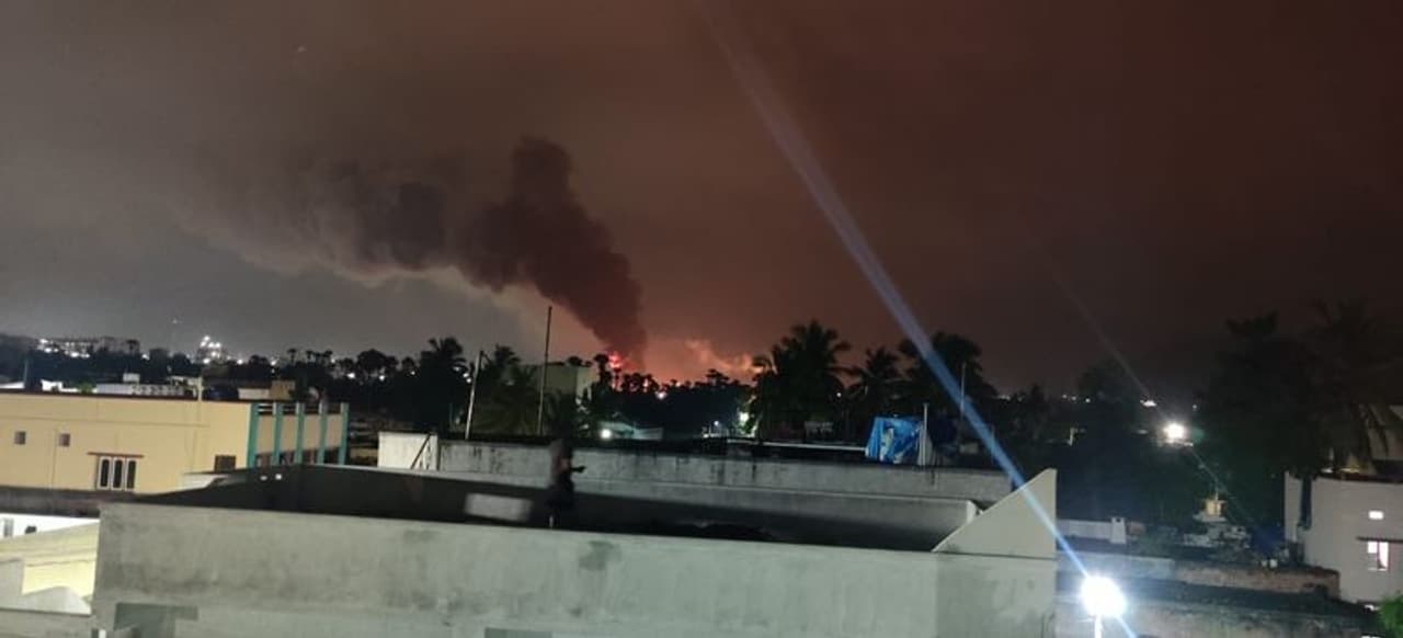 <p>സംഭവം നടക്കുമ്പോള് ഫാക്ടറിക്കകത്ത് എത്രപേരുണ്ടായിരുന്നുവെന്ന് സ്ഥിരീകരിച്ചിട്ടില്ല. </p> <p>സംഭവം നടക്കുമ്പോള് ഫാക്ടറിക്കകത്ത് എത്രപേരുണ്ടായിരുന്നുവെന്ന് സ്ഥിരീകരിച്ചിട്ടില്ല. </p>