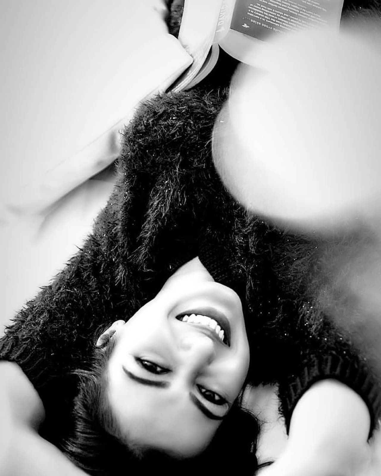 <p>படுத்துக்கொண்டே அழகா போஸ் கொடுக்கும் கேத்தரின்&nbsp;</p>