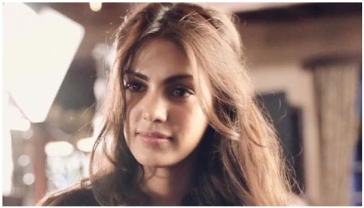 <p>വികാരങ്ങളെ നിയന്ത്രിക്കാനാവുന്നില്ല. കൂട്ടിച്ചേർക്കാനാവാത്ത വിധം ഹൃദയം തകർന്നിരിക്കുന്നുവെന്നാണ് റിയ ചക്രവര്ത്തി സാമൂഹ്യ മാധ്യമത്തില് എഴുതിയ കുറിപ്പില് പറയുന്നത്.</p> <p>വികാരങ്ങളെ നിയന്ത്രിക്കാനാവുന്നില്ല. കൂട്ടിച്ചേർക്കാനാവാത്ത വിധം ഹൃദയം തകർന്നിരിക്കുന്നുവെന്നാണ് റിയ ചക്രവര്ത്തി സാമൂഹ്യ മാധ്യമത്തില് എഴുതിയ കുറിപ്പില് പറയുന്നത്.</p>