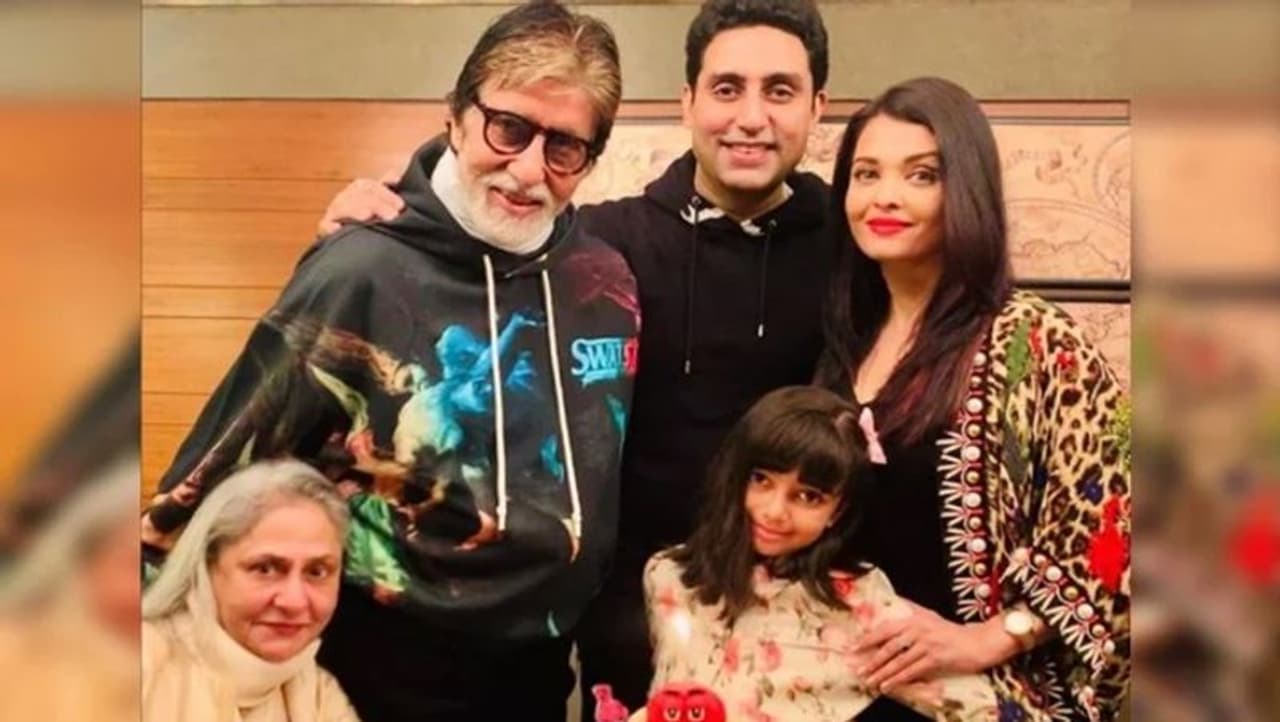 <p>ಅನೇಕ ಕುಟುಂಬಗಳು ವಾಟ್ಸಾಪ್ ಗುಂಪುಗಳನ್ನು ಹೊಂದಿದ್ದು, ಅಲ್ಲಿ ಅವರು ತಮ್ಮ ದಿನದ ಬಗ್ಗೆ ಚರ್ಚಿಸುವುದು ಮತ್ತು ವೀಡಿಯೊಗಳು, ಪೋಟೋಗಳನ್ನು ಹಂಚಿಕೊಳ್ಳುವುದು ಕಾಮನ್. ಇದಕ್ಕೆ ಬಾಲಿವುಡ್ನ ಸೆಲೆಬ್ರೆಟಿಗಳೂ ಹೊರತಾಗಿಲ್ಲ. </p> <p>ಅನೇಕ ಕುಟುಂಬಗಳು ವಾಟ್ಸಾಪ್ ಗುಂಪುಗಳನ್ನು ಹೊಂದಿದ್ದು, ಅಲ್ಲಿ ಅವರು ತಮ್ಮ ದಿನದ ಬಗ್ಗೆ ಚರ್ಚಿಸುವುದು ಮತ್ತು ವೀಡಿಯೊಗಳು, ಪೋಟೋಗಳನ್ನು ಹಂಚಿಕೊಳ್ಳುವುದು ಕಾಮನ್. ಇದಕ್ಕೆ ಬಾಲಿವುಡ್ನ ಸೆಲೆಬ್ರೆಟಿಗಳೂ ಹೊರತಾಗಿಲ್ಲ. </p>