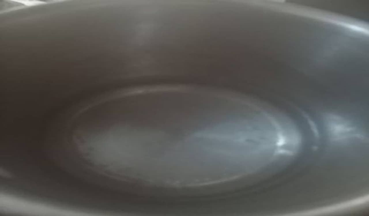 <p><strong>ಬೇಕಾಗುವ ಸಾಮಾಗ್ರಿಗಳು</strong><br />1 + 1/2 ಕಪ್ ನೀರು<br />10 15 ತುಳಸಿ ಎಲೆಗಳು<br />1 ದಾಲ್ಚಿನಿ ಎಲೆ<br />5 6 ಕರಿಮೆಣಸು<br />4 5 ದ್ರಾಕ್ಷಿಗಳು<br />2 3 ಲವಂಗ<br />2 ಹಸಿರು ಏಲಕ್ಕಿ<br />1 ದಾಲ್ಚಿನ್ನಿ ಸಣ್ಣ ತುಂಡು<br />1/2 ಇಂಚು ಶುಂಠಿಯ ಪುಡಿ <br />1 ಟೀಸ್ಪೂನ್ ಬೆಲ್ಲ<br />1/2 ಅರಿಶಿನ ಪುಡಿ</p> <p><strong>ಬೇಕಾಗುವ ಸಾಮಾಗ್ರಿಗಳು</strong><br />1 + 1/2 ಕಪ್ ನೀರು<br />10 15 ತುಳಸಿ ಎಲೆಗಳು<br />1 ದಾಲ್ಚಿನಿ ಎಲೆ<br />5 6 ಕರಿಮೆಣಸು<br />4 5 ದ್ರಾಕ್ಷಿಗಳು<br />2 3 ಲವಂಗ<br />2 ಹಸಿರು ಏಲಕ್ಕಿ<br />1 ದಾಲ್ಚಿನ್ನಿ ಸಣ್ಣ ತುಂಡು<br />1/2 ಇಂಚು ಶುಂಠಿಯ ಪುಡಿ <br />1 ಟೀಸ್ಪೂನ್ ಬೆಲ್ಲ<br />1/2 ಅರಿಶಿನ ಪುಡಿ</p>