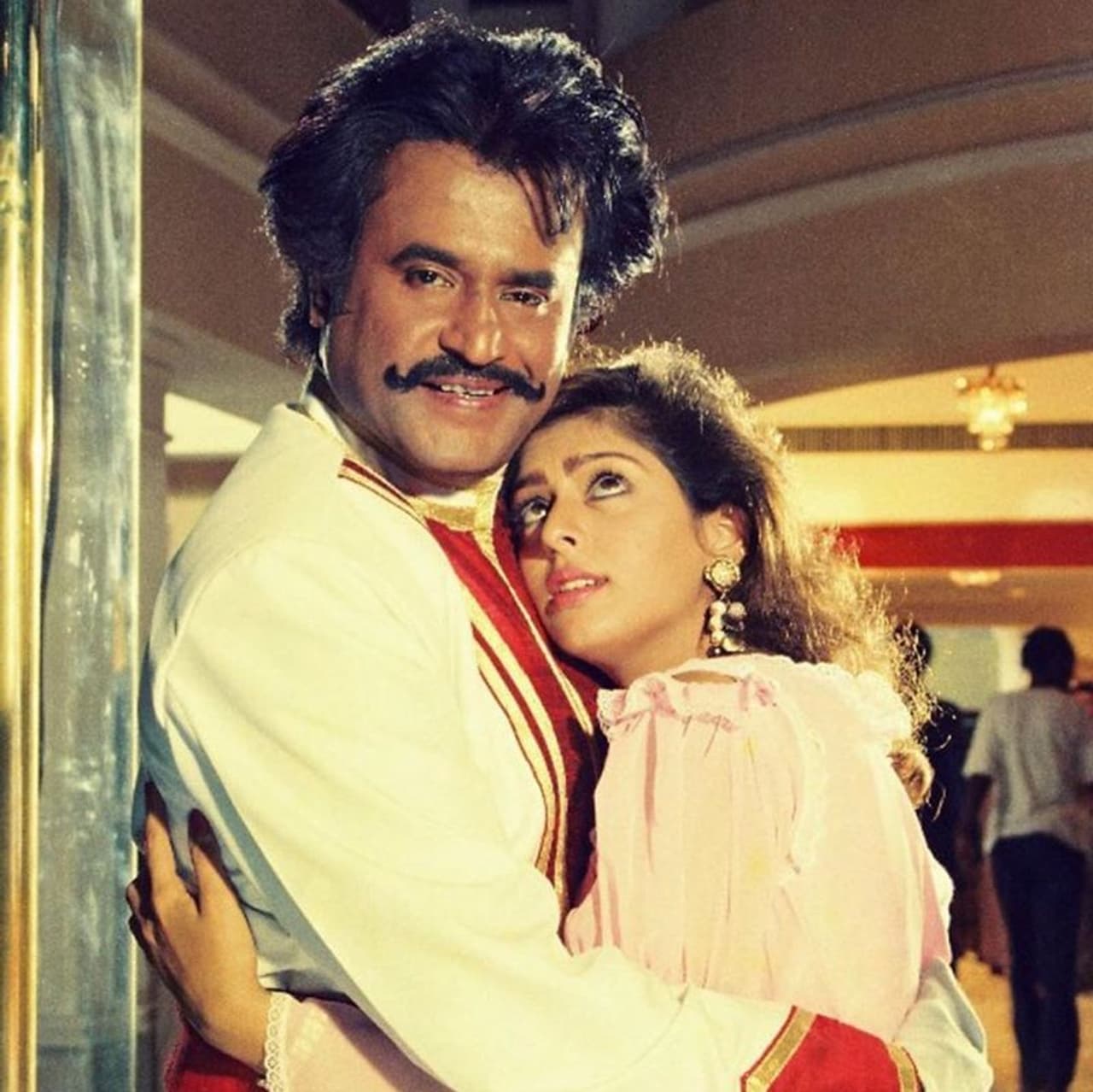 <p>ரஜினிகாந்த் அந்த பாடலில் மீசை வைத்து சர்வர் வேலைக்கு செய்யும் காட்சி&nbsp;</p>