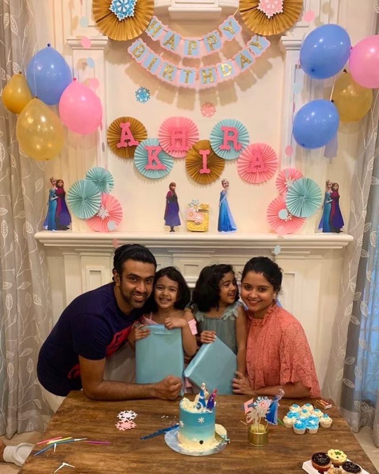 <p>குடும்பத்துடன் பிறந்த நாளை கொண்டாடும் அஸ்வின் </p> <p>குடும்பத்துடன் பிறந்த நாளை கொண்டாடும் அஸ்வின் </p>