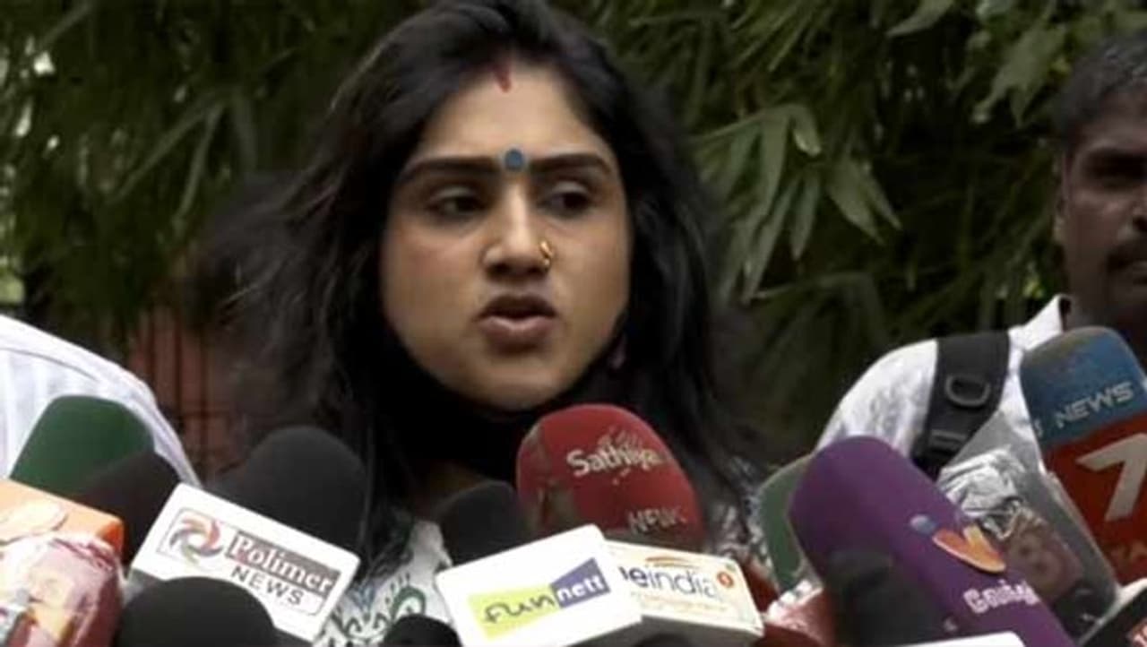 <p>வனிதா பீட்டர் பால் திருமண விவகாரம் குறித்து சோசியல் மீடியாவில் ஆதரவாகவும் எதிராகவும் பல கருத்துக்கள் வெளியாகி வரும் நிலையில், வனிதா அதிரடியாக ட்விட்டர் பக்கத்தில் இருந்து விலகி இந்த பரபரப்புக்கு முற்றுப்புள்ளி வைத்தார்.</p> <p>வனிதா பீட்டர் பால் திருமண விவகாரம் குறித்து சோசியல் மீடியாவில் ஆதரவாகவும் எதிராகவும் பல கருத்துக்கள் வெளியாகி வரும் நிலையில், வனிதா அதிரடியாக ட்விட்டர் பக்கத்தில் இருந்து விலகி இந்த பரபரப்புக்கு முற்றுப்புள்ளி வைத்தார்.</p>