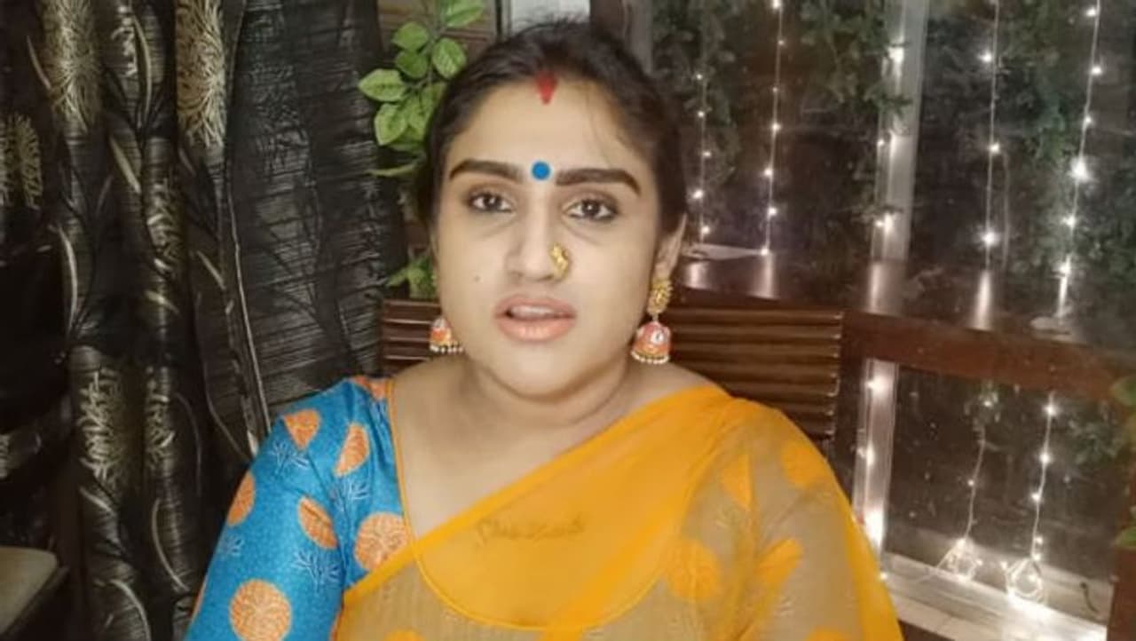 <p>பழம்பெரும் நடிகர் விஜயகுமாரின் மகளும், நடிகையுமான வனிதா கடந்த ஜூன் மாதம் 27 ஆம் தேதி, திரையுலகை சேர்ந்த தொழில் நுட்ப கலைஞர், பீட்டர் பால் என்பவரை திருமணம் செய்ய உள்ளதாக அறிவித்து, அதன் படி திருமணமும் செய்து கொண்டார். இவர்களுடைய திருமணம் மிகவும் எளிமையான முறையில், வனிதாவின் வீட்டில் நடந்து முடிந்தது.</p> <p>பழம்பெரும் நடிகர் விஜயகுமாரின் மகளும், நடிகையுமான வனிதா கடந்த ஜூன் மாதம் 27 ஆம் தேதி, திரையுலகை சேர்ந்த தொழில் நுட்ப கலைஞர், பீட்டர் பால் என்பவரை திருமணம் செய்ய உள்ளதாக அறிவித்து, அதன் படி திருமணமும் செய்து கொண்டார். இவர்களுடைய திருமணம் மிகவும் எளிமையான முறையில், வனிதாவின் வீட்டில் நடந்து முடிந்தது.</p>