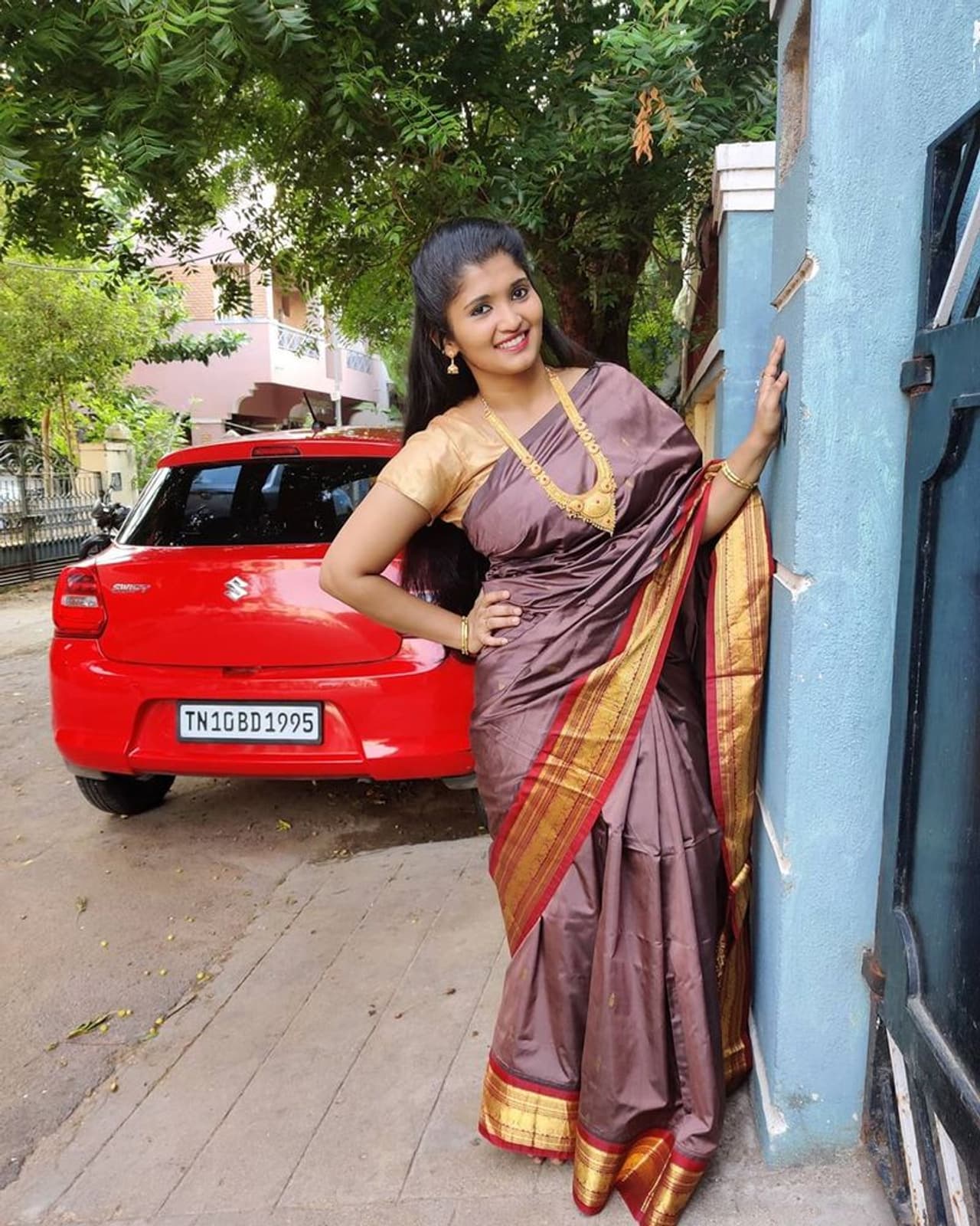 <p>சாண்டியின் மனைவி வீட்டில் வெளியே நின்று போஸ் கொடுக்கும் புகைப்படம் </p> <p>சாண்டியின் மனைவி வீட்டில் வெளியே நின்று போஸ் கொடுக்கும் புகைப்படம் </p>