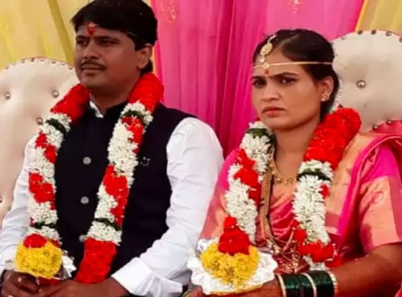 <p>ಈಕೆ ತಾಲೂಕು ಪಂಚಾಯತ್ ಬಿಜೆಪಿ ಅಧ್ಯಕ್ಷೆ, ಈತ ಕಾಂಗ್ರೆಸ್ನಿಂದ ಆಯ್ಕೆಯಾದ ಉಪಾಧ್ಯಕ್ಷ. ವಿರೋಧ ಪಕ್ಷವಾದರೂ ತಮ್ಮ ರಾಜಕೀಯವನ್ನು ಮೀರಿ ವಿವಾಹ ಬಂಧನಕ್ಕೊಳಗಾಗಿದ್ದಾರೆ. </p> <p>ಈಕೆ ತಾಲೂಕು ಪಂಚಾಯತ್ ಬಿಜೆಪಿ ಅಧ್ಯಕ್ಷೆ, ಈತ ಕಾಂಗ್ರೆಸ್ನಿಂದ ಆಯ್ಕೆಯಾದ ಉಪಾಧ್ಯಕ್ಷ. ವಿರೋಧ ಪಕ್ಷವಾದರೂ ತಮ್ಮ ರಾಜಕೀಯವನ್ನು ಮೀರಿ ವಿವಾಹ ಬಂಧನಕ್ಕೊಳಗಾಗಿದ್ದಾರೆ. </p>