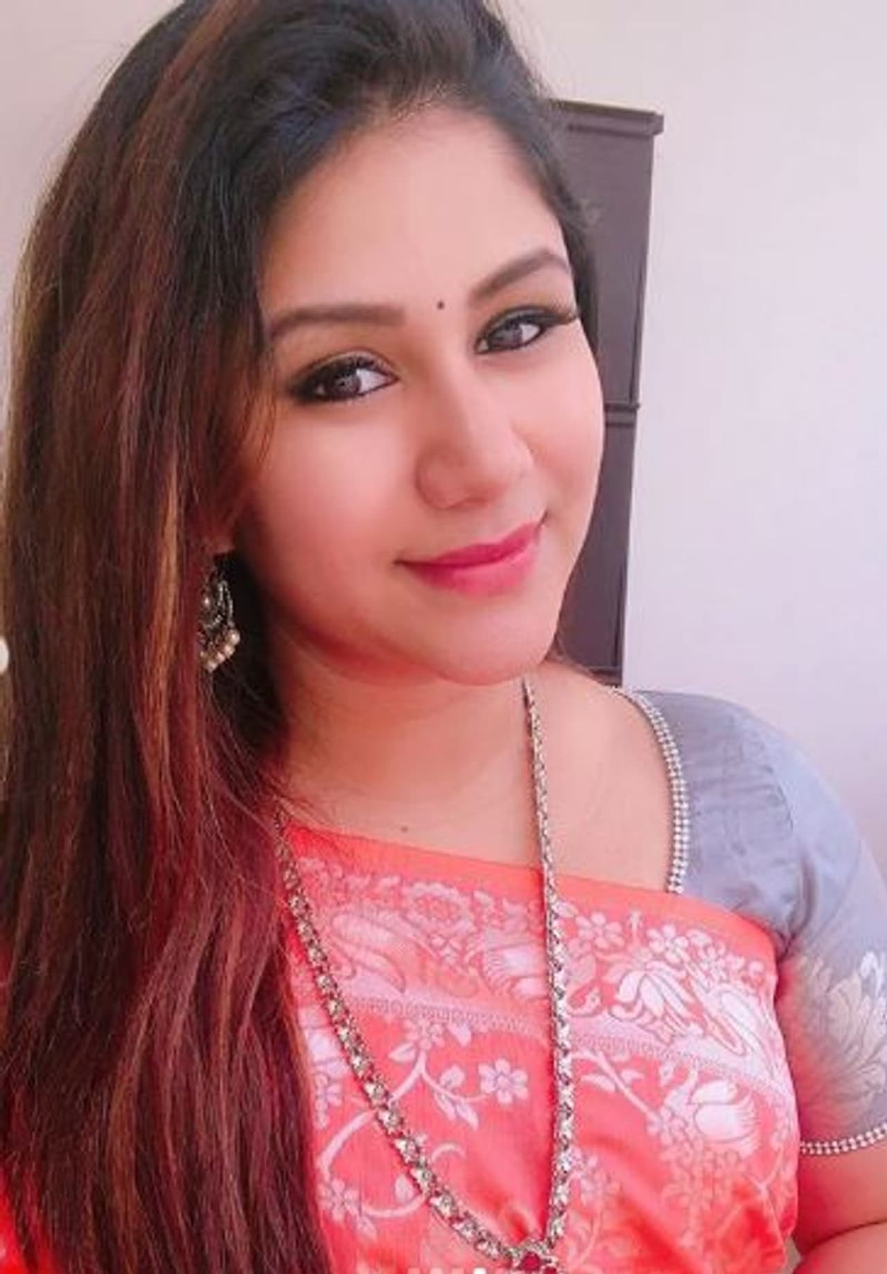 <p>சிவப்பு சேலையில் சொக்க வைக்கும் ஆல்யா </p> <p>சிவப்பு சேலையில் சொக்க வைக்கும் ஆல்யா </p>