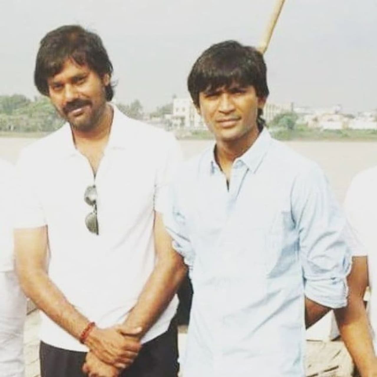 <p>ஒளிப்பதிவாளர் மற்றும் நடிகருமான நட்டியுடன் தனுஷ் </p> <p>ஒளிப்பதிவாளர் மற்றும் நடிகருமான நட்டியுடன் தனுஷ் </p>