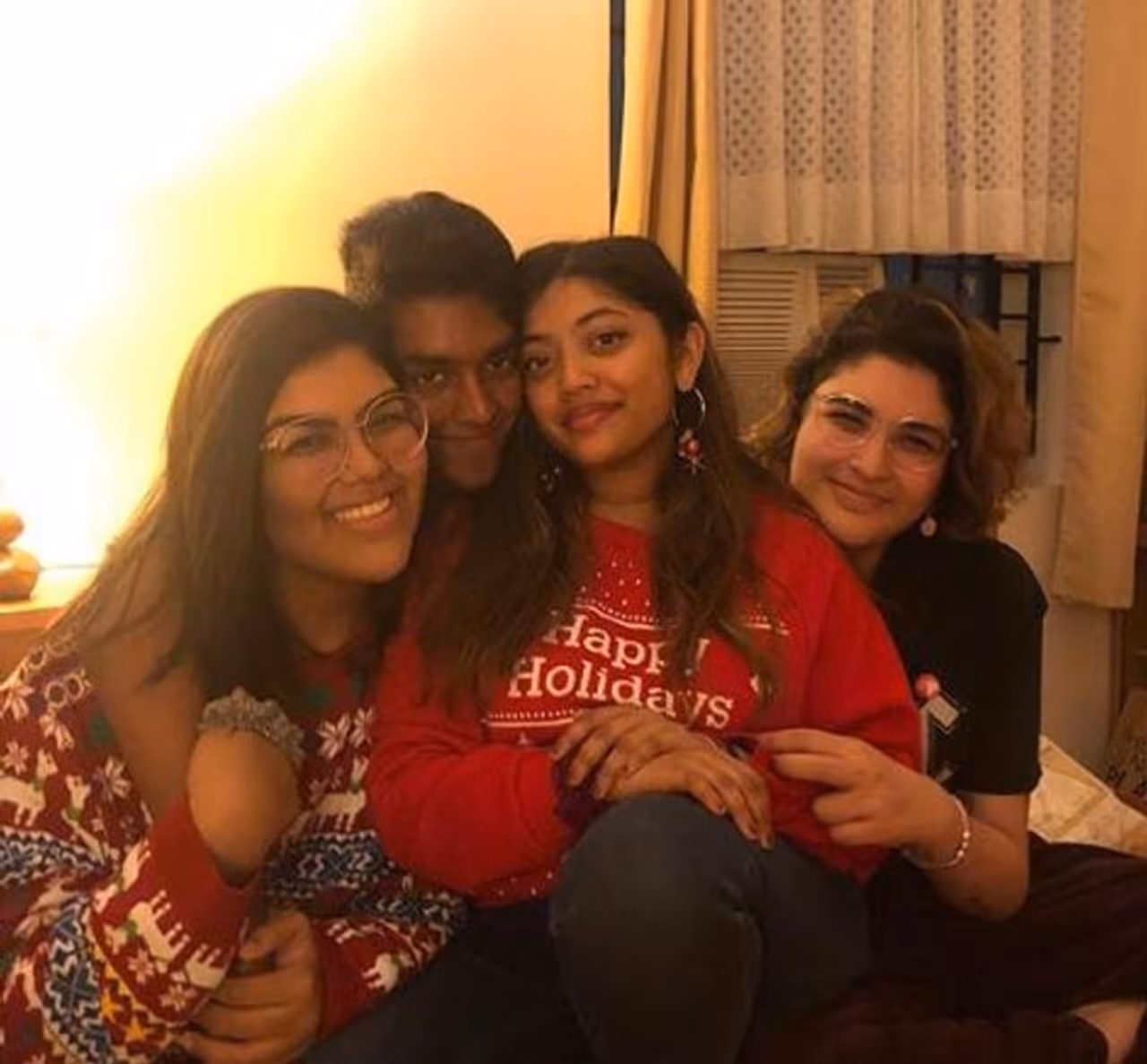 <p>நண்பர்கள் மத்தியில் இருவரும் ஒன்றாகத்தான் இருக்கிறார்கள் </p> <p>நண்பர்கள் மத்தியில் இருவரும் ஒன்றாகத்தான் இருக்கிறார்கள் </p>