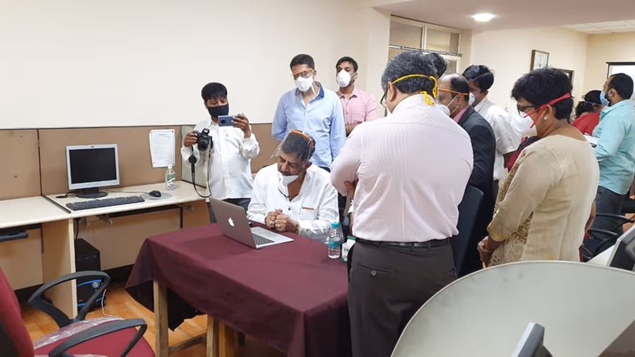 <p>ಬೆಂಗಳೂರು ಸೇಋಇದಂತೆ ರಾಜ್ಯದಲ್ಲಿ ಕೊರೋನಾ ಕಾಟ ಹೆಚ್ಚುತ್ತಿರುವ ಹಿನ್ನೆಲೆಯಲ್ಲಿ ಕೆಪಿಸಿಸಿ ಅಧ್ಯಕ್ಷ ಡಿ. ಕೆ. ಶಿವಕುಮಾರ್ ಬೆಂಗಳೂರಿನ ವಿಕ್ಟೋರಿಯಾ ಆಸ್ಪತ್ರೆಗೆ ಭೇಟಿ ನೀಡಿದ್ದಾರೆ.</p>