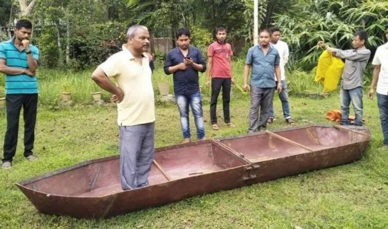 <p>ಅಸ್ಸಾಂ ಖುಮ್ಟಾಯ್ &nbsp;ಬಿಜೆಪಿಯ ಶಾಸಕ ಮೃನಾಲ್ ಸಾಲೀಕಾ ಜನರ ಮಧ್ಯೆ ನಿಂತಿದ್ದಾರೆ.</p>