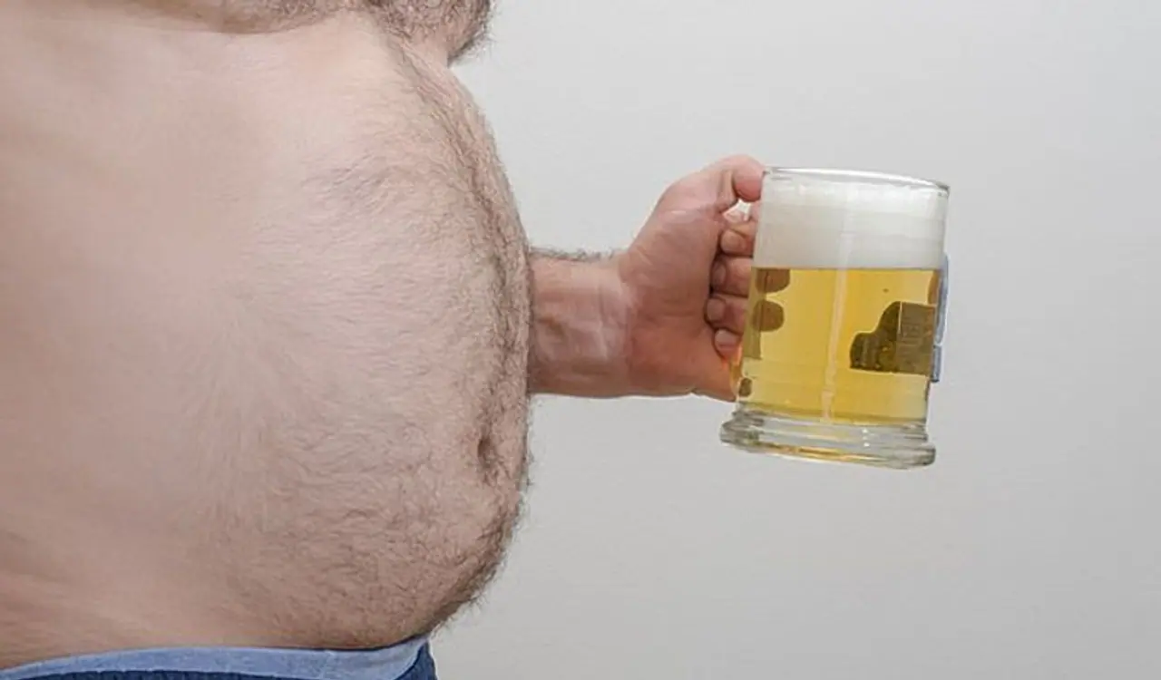 <p>ಹಾರ್ವರ್ಡ್ ಅಧ್ಯಯನಕಾರರು ಬಿಯರ್ ಕುಡಿಯುವುದರಿಂದ ಹಾಗೂ ಅದರಿಂದಾಗುವ ದುಷ್ಪರಿಣಾಮದ ಕುರಿತು ಅಧ್ಯಯನ ನಡೆಸಿದ್ದಾರೆ. ಈ ಅಧ್ಯಯನದಲ್ಲಿ ಬೆಳಕಿಗೆ ಬಂದ ಅಂಶಗಳು ಬೆಚ್ಚಿ ಬೀಳಿಸುವಂತಿವೆ.</p> <p>ಹಾರ್ವರ್ಡ್ ಅಧ್ಯಯನಕಾರರು ಬಿಯರ್ ಕುಡಿಯುವುದರಿಂದ ಹಾಗೂ ಅದರಿಂದಾಗುವ ದುಷ್ಪರಿಣಾಮದ ಕುರಿತು ಅಧ್ಯಯನ ನಡೆಸಿದ್ದಾರೆ. ಈ ಅಧ್ಯಯನದಲ್ಲಿ ಬೆಳಕಿಗೆ ಬಂದ ಅಂಶಗಳು ಬೆಚ್ಚಿ ಬೀಳಿಸುವಂತಿವೆ.</p>