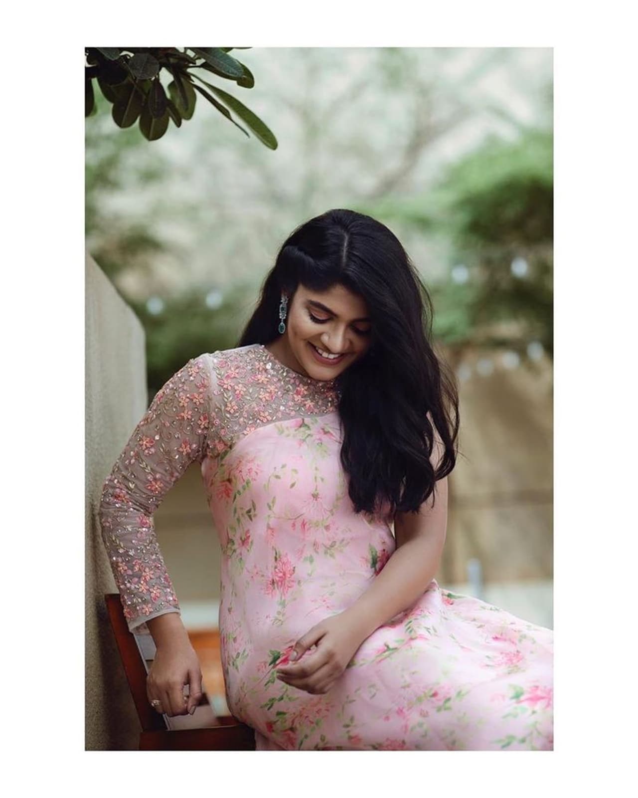 <p>சிரிப்பால் சிதறடிக்கும் அபர்ணா&nbsp;</p>