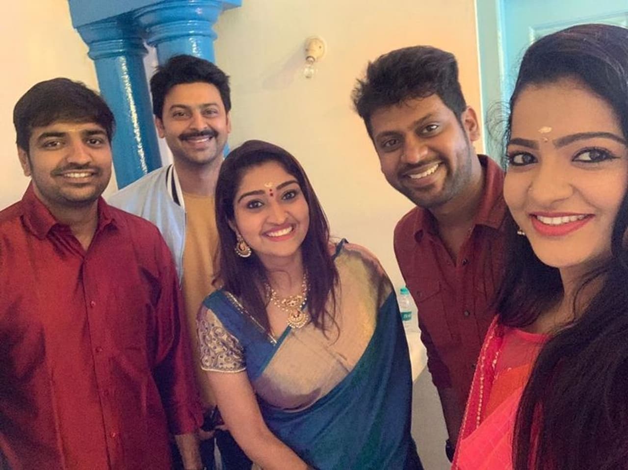 <p>கலை குடும்பத்துடன் ஒரு புகைப்படம் </p> <p>கலை குடும்பத்துடன் ஒரு புகைப்படம் </p>