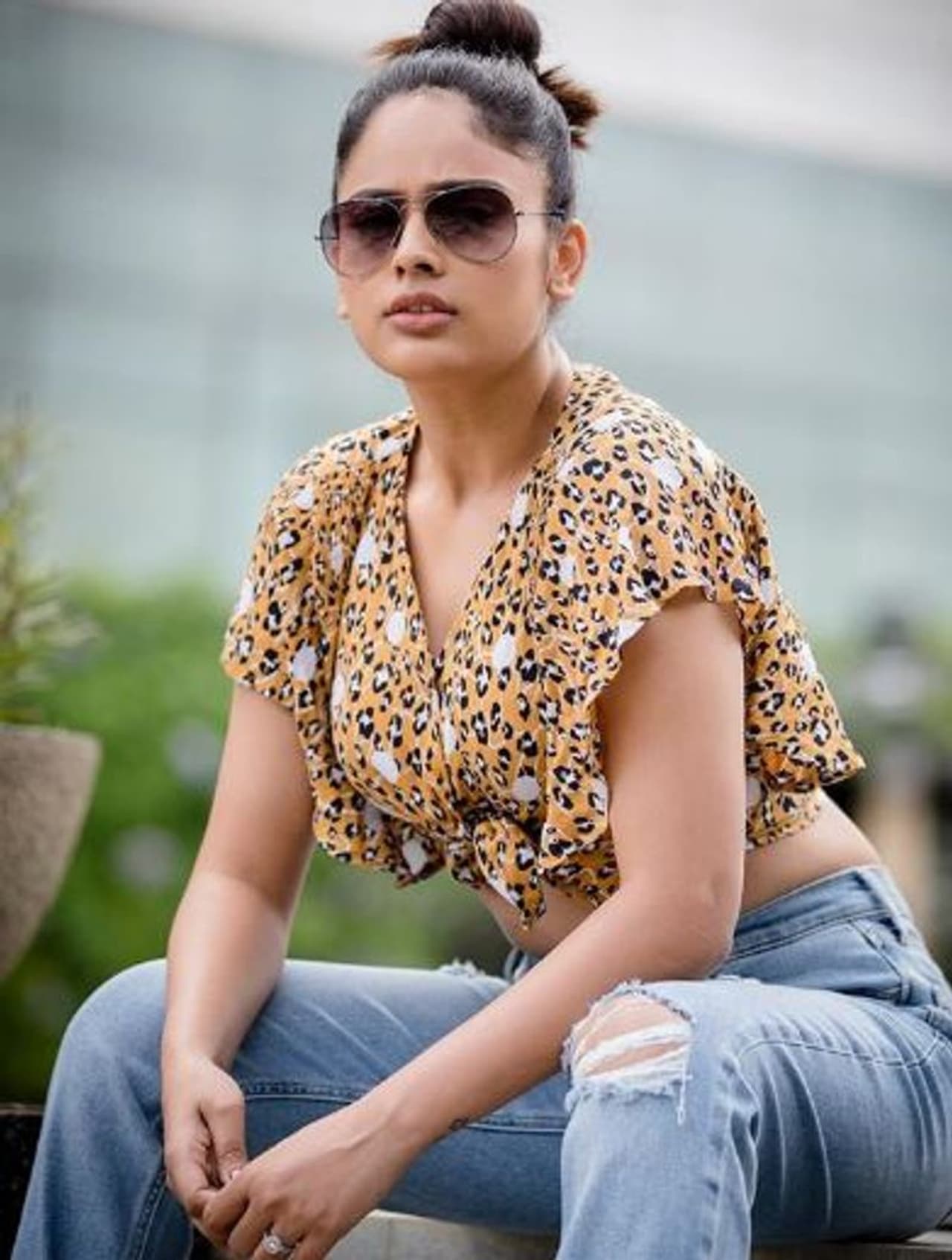 <p>கண்ணில் கண்ணாடியோடு செம்ம கெத்தாக அமர்ந்திருக்கும் நந்திதா&nbsp;</p>