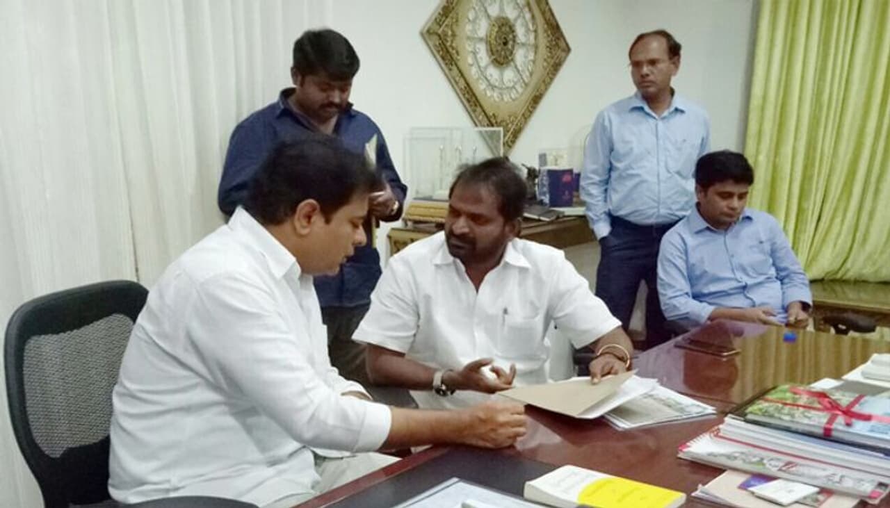 <p>మహబూబ్ నగర్: పేదలకు అన్యాయం చేస్తే సహించేది లేదని... వారు ఎవరైనా, ఏ రాజకీయ పార్టీ వారైనా వదిలేది లేదని రాష్ట్ర ఎక్సైజ్, క్రీడలు, సాంస్కృతిక, పర్యాటక శాఖ మంత్రి వి. శ్రీనివాస్ గౌడ్ హెచ్చరించారు. ఈ నెల 13 న రాష్ట్ర మున్సిపల్, ఐటీ శాఖ మంత్రి కె. తారకరామారావు మహబూబ్ నగర్ జిల్లా సందర్శనలో భాగంగా వీరన్నపేటలో డబుల్ బెడ్ రూమ్ ఇండ్లను ప్రారంభించి తిరిగి వెళుతున్న సందర్భంలో అదే ప్రాంతానికి చెందిన గంటేల వెంకటేష్ కుటుంబం భూమి సమస్య విషయమై మంత్రి కాన్వాయ్ కు అడ్డు పడిన విషయం తెలిసిందే.<br /> </p> <p>మహబూబ్ నగర్: పేదలకు అన్యాయం చేస్తే సహించేది లేదని... వారు ఎవరైనా, ఏ రాజకీయ పార్టీ వారైనా వదిలేది లేదని రాష్ట్ర ఎక్సైజ్, క్రీడలు, సాంస్కృతిక, పర్యాటక శాఖ మంత్రి వి. శ్రీనివాస్ గౌడ్ హెచ్చరించారు. ఈ నెల 13 న రాష్ట్ర మున్సిపల్, ఐటీ శాఖ మంత్రి కె. తారకరామారావు మహబూబ్ నగర్ జిల్లా సందర్శనలో భాగంగా వీరన్నపేటలో డబుల్ బెడ్ రూమ్ ఇండ్లను ప్రారంభించి తిరిగి వెళుతున్న సందర్భంలో అదే ప్రాంతానికి చెందిన గంటేల వెంకటేష్ కుటుంబం భూమి సమస్య విషయమై మంత్రి కాన్వాయ్ కు అడ్డు పడిన విషయం తెలిసిందే.<br /> </p>