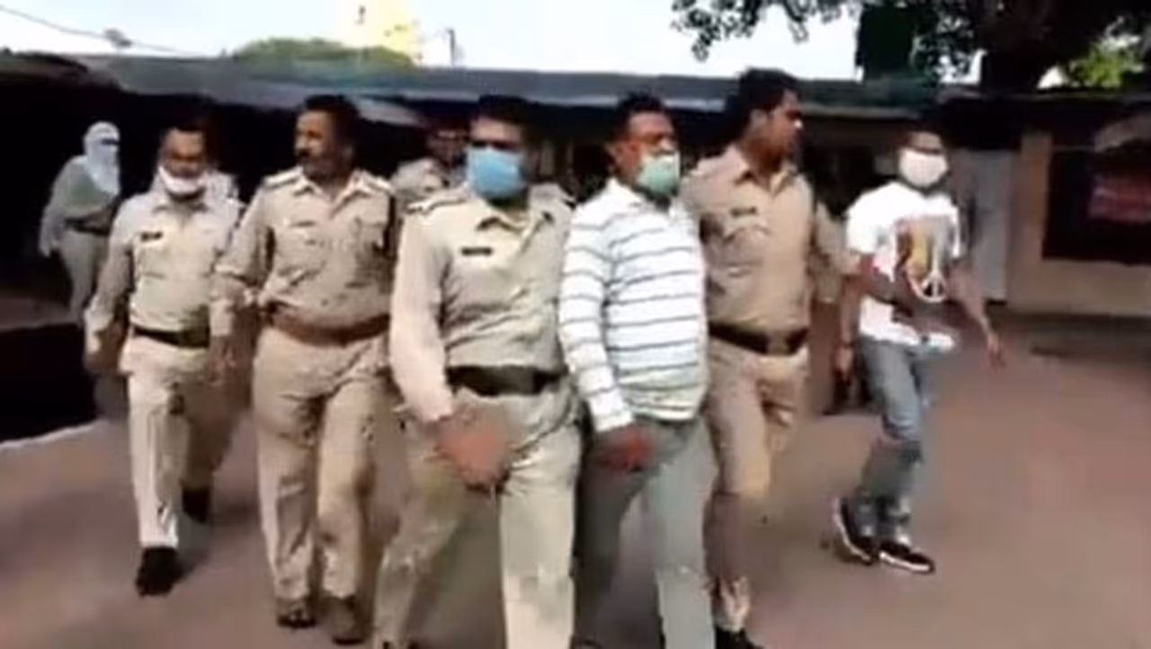 <p> కాన్పూర్: గ్యాంగస్టర్ వికాస్ దూబేపై పోరు చేసిన రాహుల్ తివారీ చివరకు నోరు విప్పారు. వికాస్ దూబే ఈ నెల 10వ తేదీన పోలీసు ఎన్ కౌంటర్ లో మరణించిన విషయం తెలిసిందే. రాహుల్ తివారీ బుధవారంనాడు ఇంటికి తిరిగి వచ్చారు. కాన్పూర్ లోని బిక్రూ గ్రామంలో వికాస్ దూబే సృష్టించిన భయోత్పాతం గురించి మాట్లాడారు. </p> <p> కాన్పూర్: గ్యాంగస్టర్ వికాస్ దూబేపై పోరు చేసిన రాహుల్ తివారీ చివరకు నోరు విప్పారు. వికాస్ దూబే ఈ నెల 10వ తేదీన పోలీసు ఎన్ కౌంటర్ లో మరణించిన విషయం తెలిసిందే. రాహుల్ తివారీ బుధవారంనాడు ఇంటికి తిరిగి వచ్చారు. కాన్పూర్ లోని బిక్రూ గ్రామంలో వికాస్ దూబే సృష్టించిన భయోత్పాతం గురించి మాట్లాడారు. </p>