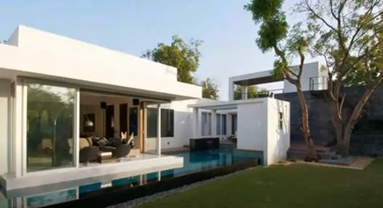 <p>இதுதான் நடிகர் தனுஷ் வீட்டின் முன் பகுதி... பார்க்கவே செம்ம அழகா இருக்குல்ல சரி வாங்க உள்ளே போகலாம் </p> <p>இதுதான் நடிகர் தனுஷ் வீட்டின் முன் பகுதி... பார்க்கவே செம்ம அழகா இருக்குல்ல சரி வாங்க உள்ளே போகலாம் </p>