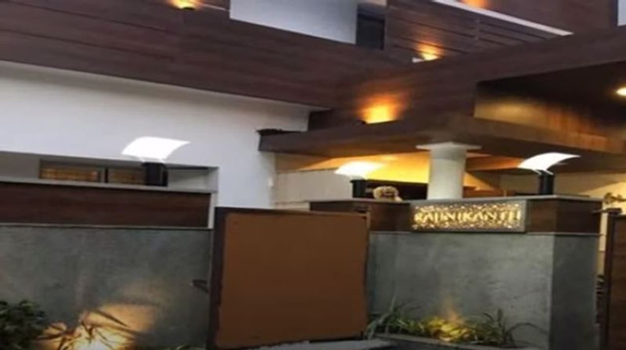 <p>సూపర్ స్టార్ రజనీకాంత్ నివాసించే విలాసవంతమైన భవనం ఇదే. </p> <p>సూపర్ స్టార్ రజనీకాంత్ నివాసించే విలాసవంతమైన భవనం ఇదే. </p>