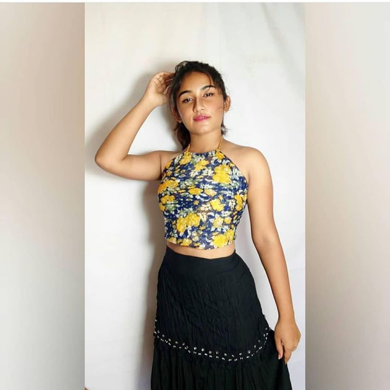 <p>"என்னை அறிந்தால்", "விஸ்வாசம்" ஆகிய படங்களில் தல அஜித்தின் மகளாக நடித்த அனிகா தற்போது போட்டோ ஷூட்டில் கலக்கி வருகிறார். மார்டன் டிரஸ், புடவை என அசத்தல் போட்டோக்களை வெளியிட்டு வரும் அனிகாவிற்கு தனி ரசிகர்கள் பட்டாளம் உள்ளது. </p> <p>"என்னை அறிந்தால்", "விஸ்வாசம்" ஆகிய படங்களில் தல அஜித்தின் மகளாக நடித்த அனிகா தற்போது போட்டோ ஷூட்டில் கலக்கி வருகிறார். மார்டன் டிரஸ், புடவை என அசத்தல் போட்டோக்களை வெளியிட்டு வரும் அனிகாவிற்கு தனி ரசிகர்கள் பட்டாளம் உள்ளது. </p>