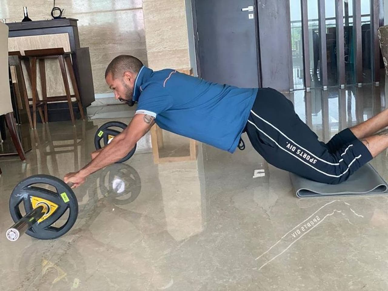 <p>ஊரடங்கு காலத்தில் வீட்டிலே உடல் பயிற்சி செய்யும் ஷிகர் தவான்&nbsp;</p>