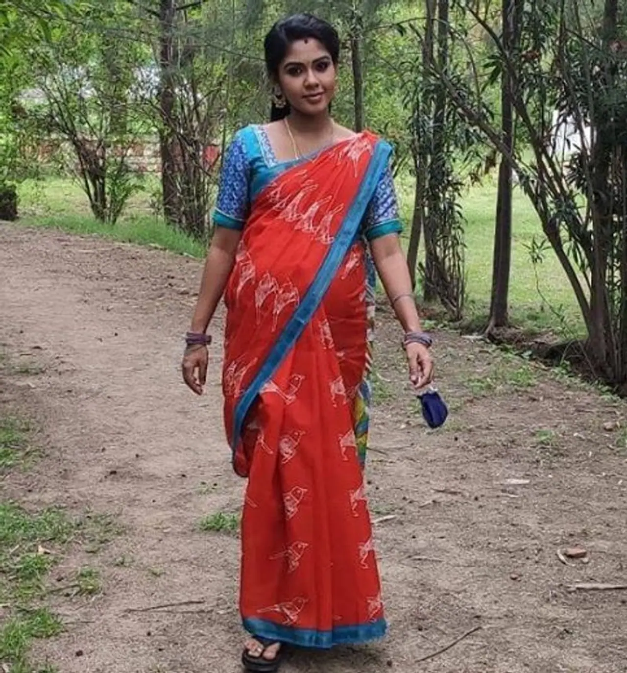 <p>ஷூட்டிங் போது சிவப்பு சேலையில் அன்னநடை போட்டு வரும் ஹேமா </p> <p>ஷூட்டிங் போது சிவப்பு சேலையில் அன்னநடை போட்டு வரும் ஹேமா </p>