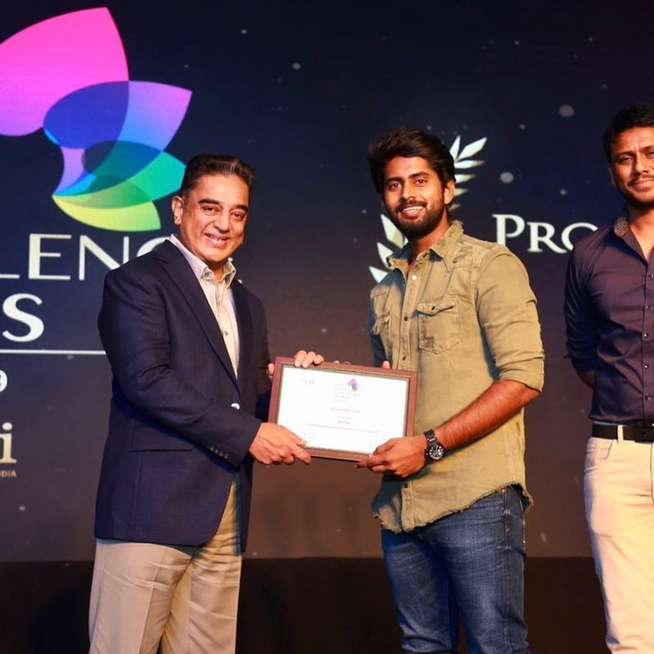 <p>கமல் ஹசனிடன் பரிசு பெற்றார் கதிர் </p> <p>கமல் ஹசனிடன் பரிசு பெற்றார் கதிர் </p>