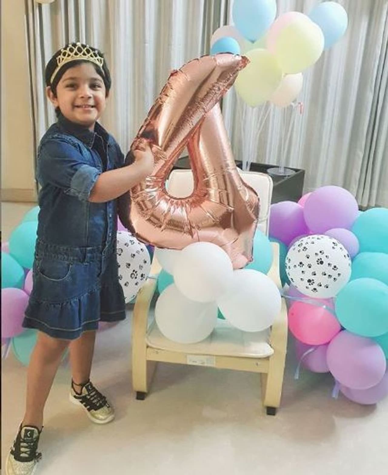 <p>தித்திக்குதே, பிரியமான தோழி என பல படங்களில் நடித்து மிகவும் பிரபலமான இவருக்கு, நான்கு வயதில் ரூபிக்க என்கிற மகள் உள்ளார்.</p> <p>தித்திக்குதே, பிரியமான தோழி என பல படங்களில் நடித்து மிகவும் பிரபலமான இவருக்கு, நான்கு வயதில் ரூபிக்க என்கிற மகள் உள்ளார்.</p>