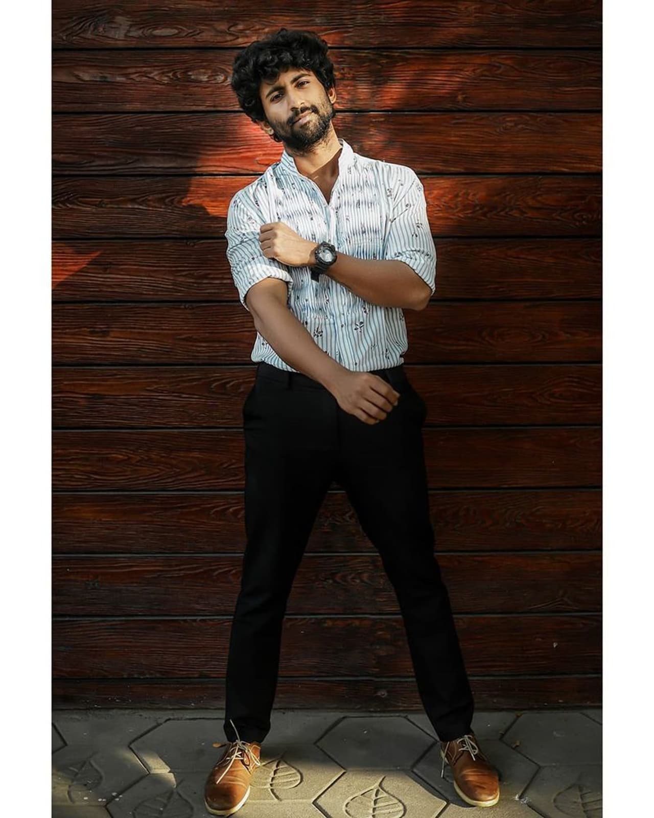 <p>ஸ்டைல் ஆஹ் போஸ் கொடுக்கும் மஹேந்திரன்&nbsp;</p>