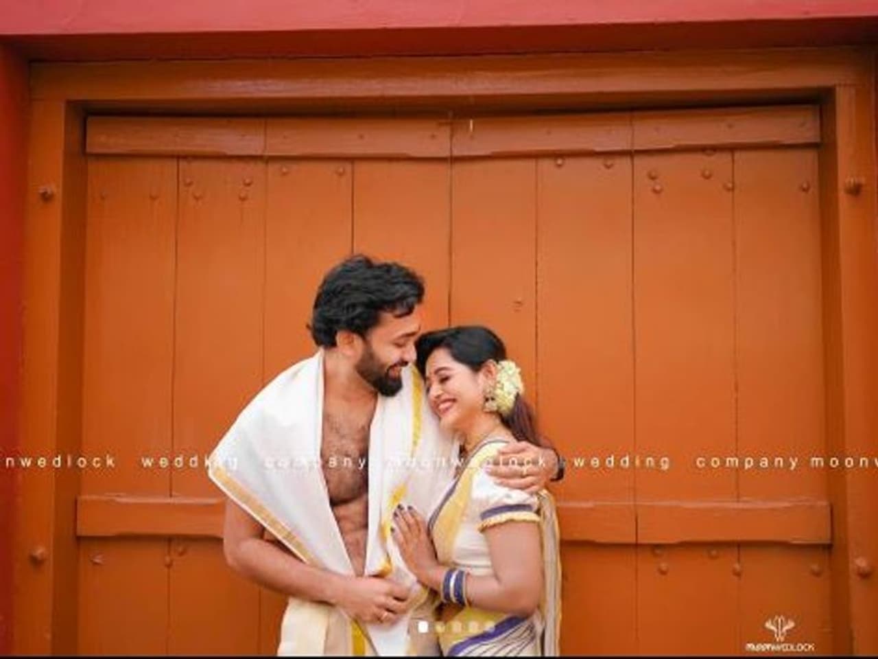 <p>கடந்த 7 வருடங்களாக ஏசியா நெட் மலையாளம் தொலைக்காட்சியில் காமெடி ஸ்டார்ஸ் நிகழ்ச்சியை தொகுத்து வழங்கி வந்தவர் மீரா அணில்.</p> <p>கடந்த 7 வருடங்களாக ஏசியா நெட் மலையாளம் தொலைக்காட்சியில் காமெடி ஸ்டார்ஸ் நிகழ்ச்சியை தொகுத்து வழங்கி வந்தவர் மீரா அணில்.</p>