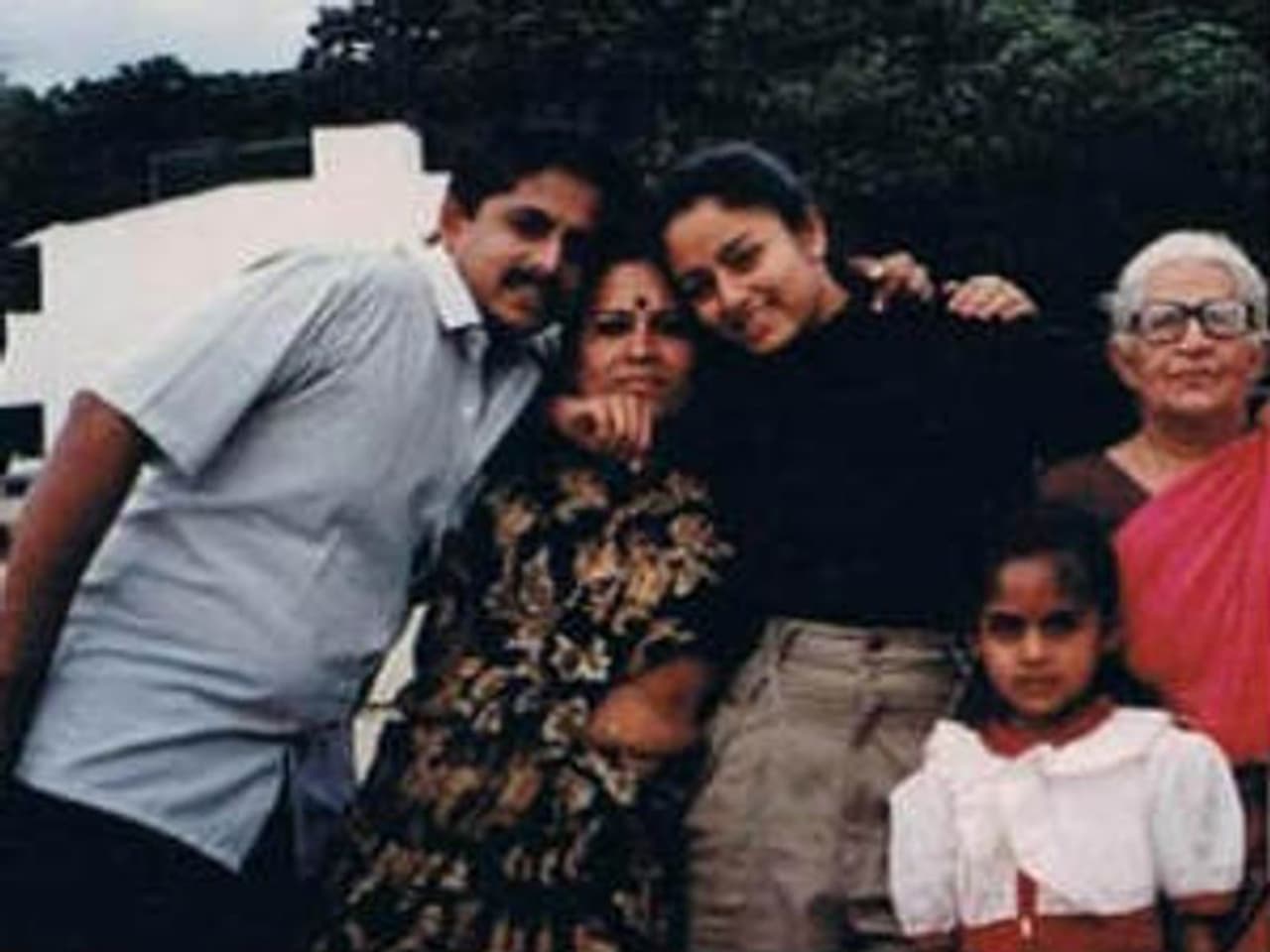 <p>நடிகை சௌந்தர்யாவின் அழகிய குடும்ப புகைப்படம்&nbsp;</p>