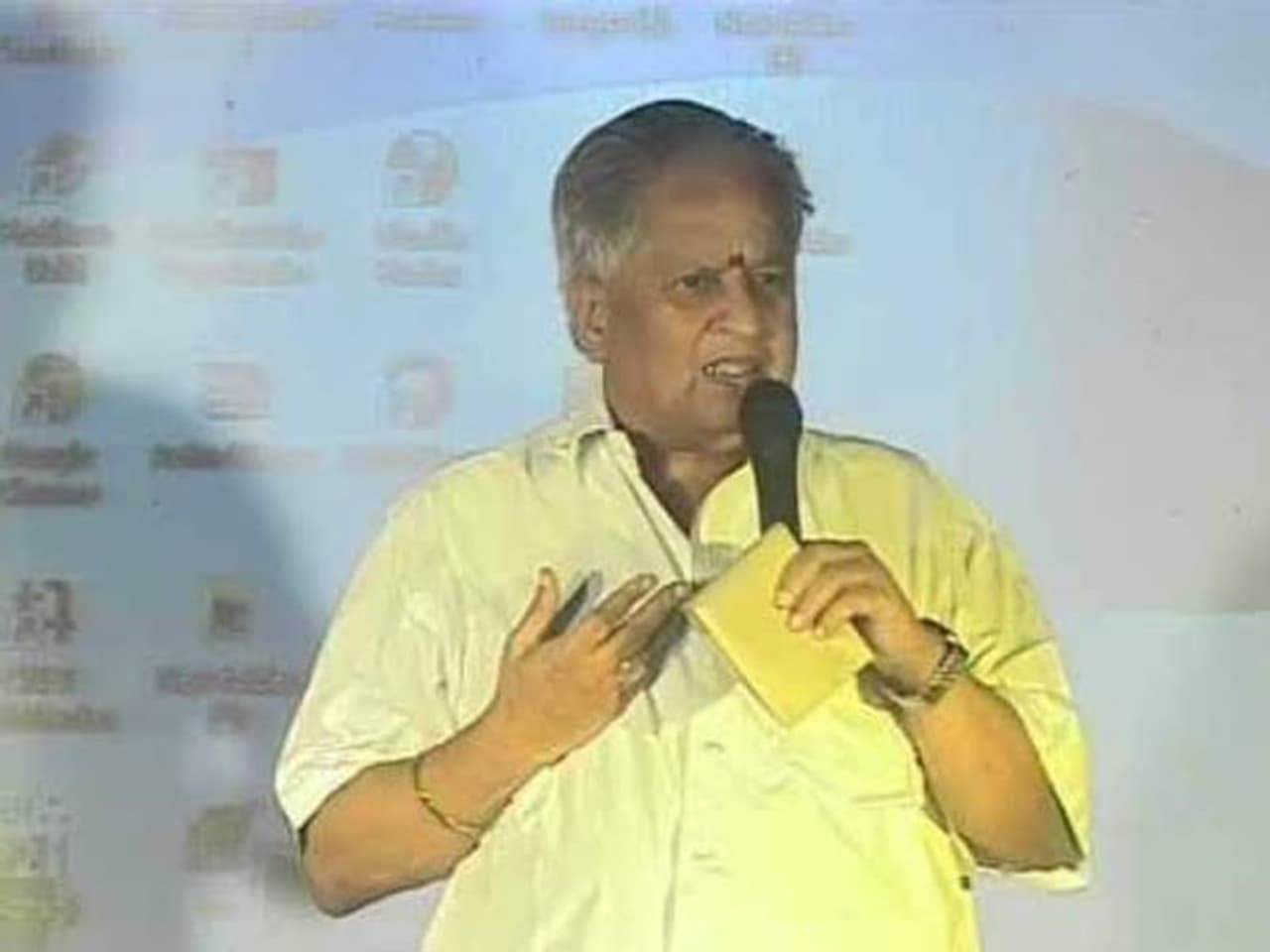 <p>அரடை &nbsp;அரங்கம் முதல் முதலில் மக்கள்களை வைத்து வித்வத் மேடை நடத்தியது அரடையரங்கம் விசுவை வைத்து&nbsp;</p>