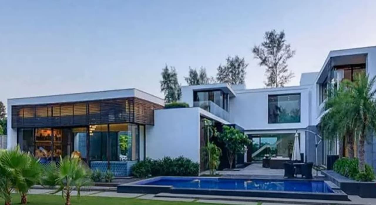 <p>இதுதான் நடிகை ராகுல் ப்ரீத் சிங் வீட்டின் முன் பகுதி... பார்க்கவே கண்களுக்கு குளிர்ச்சியாய் இருக்குது இல்ல&nbsp;</p>