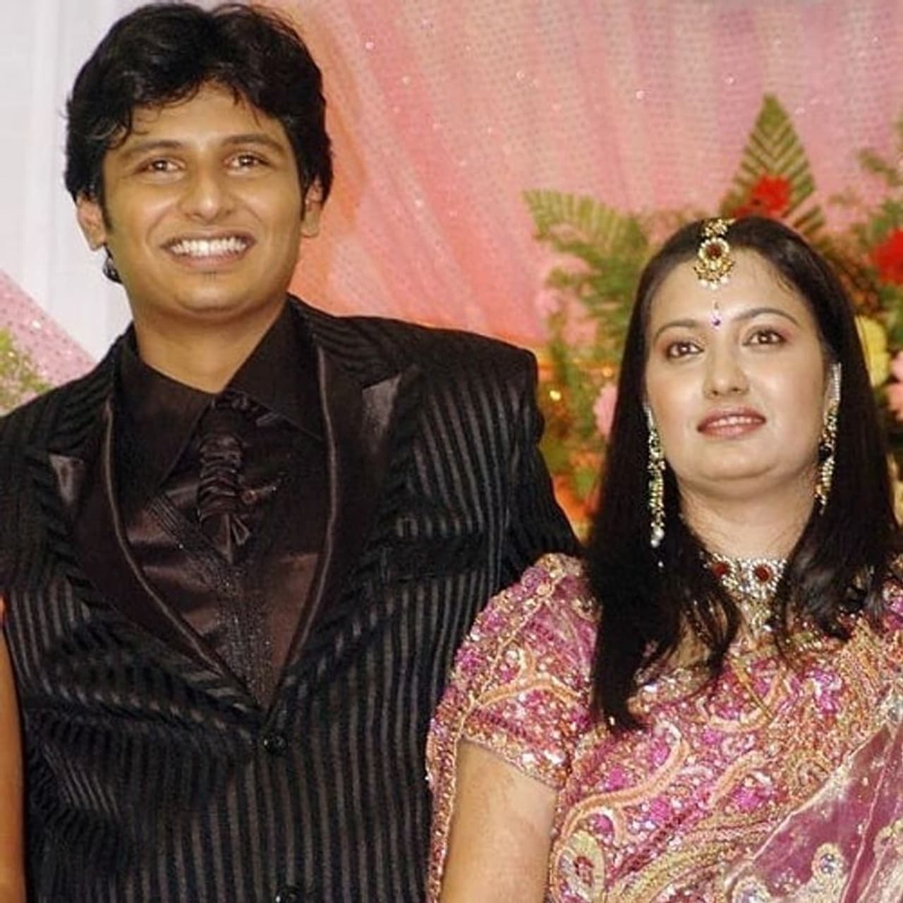 <p>ஜீவா மற்றும் சுப்ரியா திருமண மேடையில் இருக்கும் காட்சி&nbsp;</p>