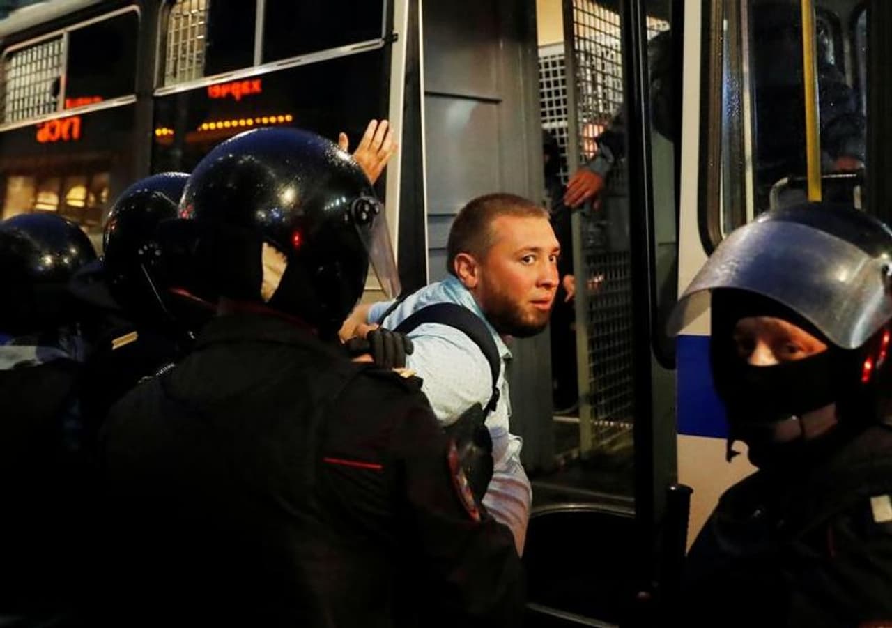 <p><span style="font size:14px;">റഷ്യയുടെ ഭരണഘടന ഭേദഗതികളും ഭരണഘടനാ പരിഷ്കാരങ്ങളും നടപ്പാക്കുന്നതിന് രാജ്യവ്യാപകമായി നടന്ന വോട്ടെടുപ്പിനെതിരെ റഷ്യയിലെ മോസ്കോയിൽ പ്രതിഷേധത്തിൽ പങ്കെടുക്കുന്നയാളെ അറസ്റ്റ് ചെയ്ത് നീക്കുന്ന പോലീസ്</span><br /> </p> <p><span style="font size:14px;">റഷ്യയുടെ ഭരണഘടന ഭേദഗതികളും ഭരണഘടനാ പരിഷ്കാരങ്ങളും നടപ്പാക്കുന്നതിന് രാജ്യവ്യാപകമായി നടന്ന വോട്ടെടുപ്പിനെതിരെ റഷ്യയിലെ മോസ്കോയിൽ പ്രതിഷേധത്തിൽ പങ്കെടുക്കുന്നയാളെ അറസ്റ്റ് ചെയ്ത് നീക്കുന്ന പോലീസ്</span><br /> </p>