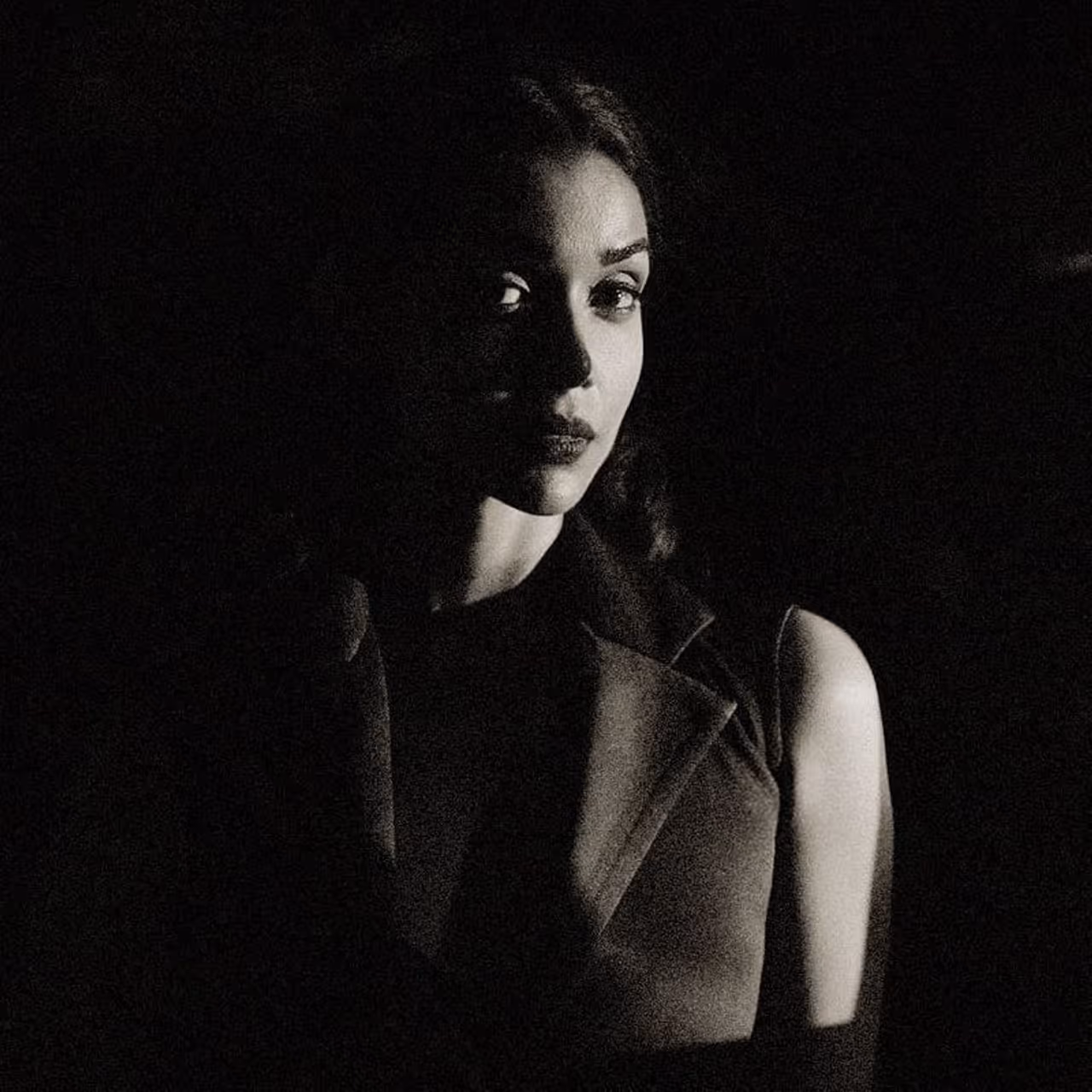 <p>இருட்டிலும் அழகாக இருக்கும் அனுப்பிரியா&nbsp;</p>