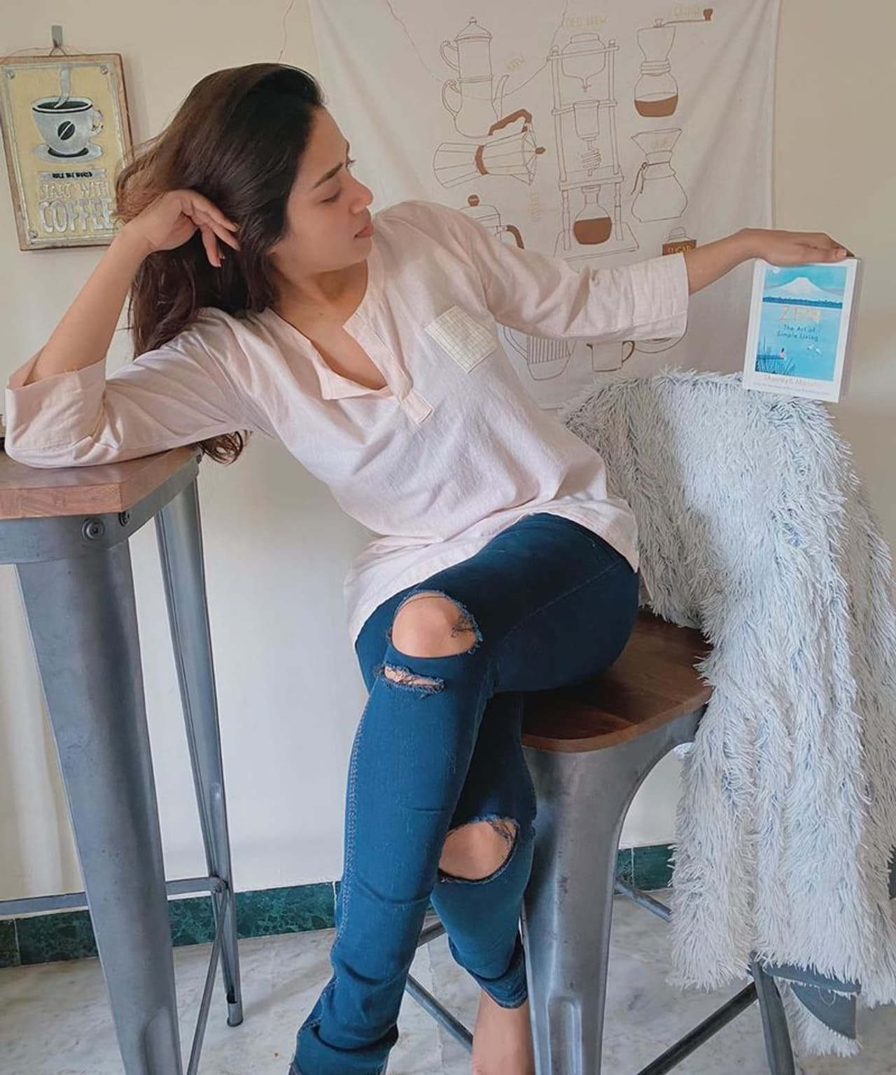 <p>நிவேதிபெத்துராஜ் வீட்டில் ஸ்டைல் ஆக அமர்ந்து படிக்கும் காட்சி </p> <p>நிவேதிபெத்துராஜ் வீட்டில் ஸ்டைல் ஆக அமர்ந்து படிக்கும் காட்சி </p>