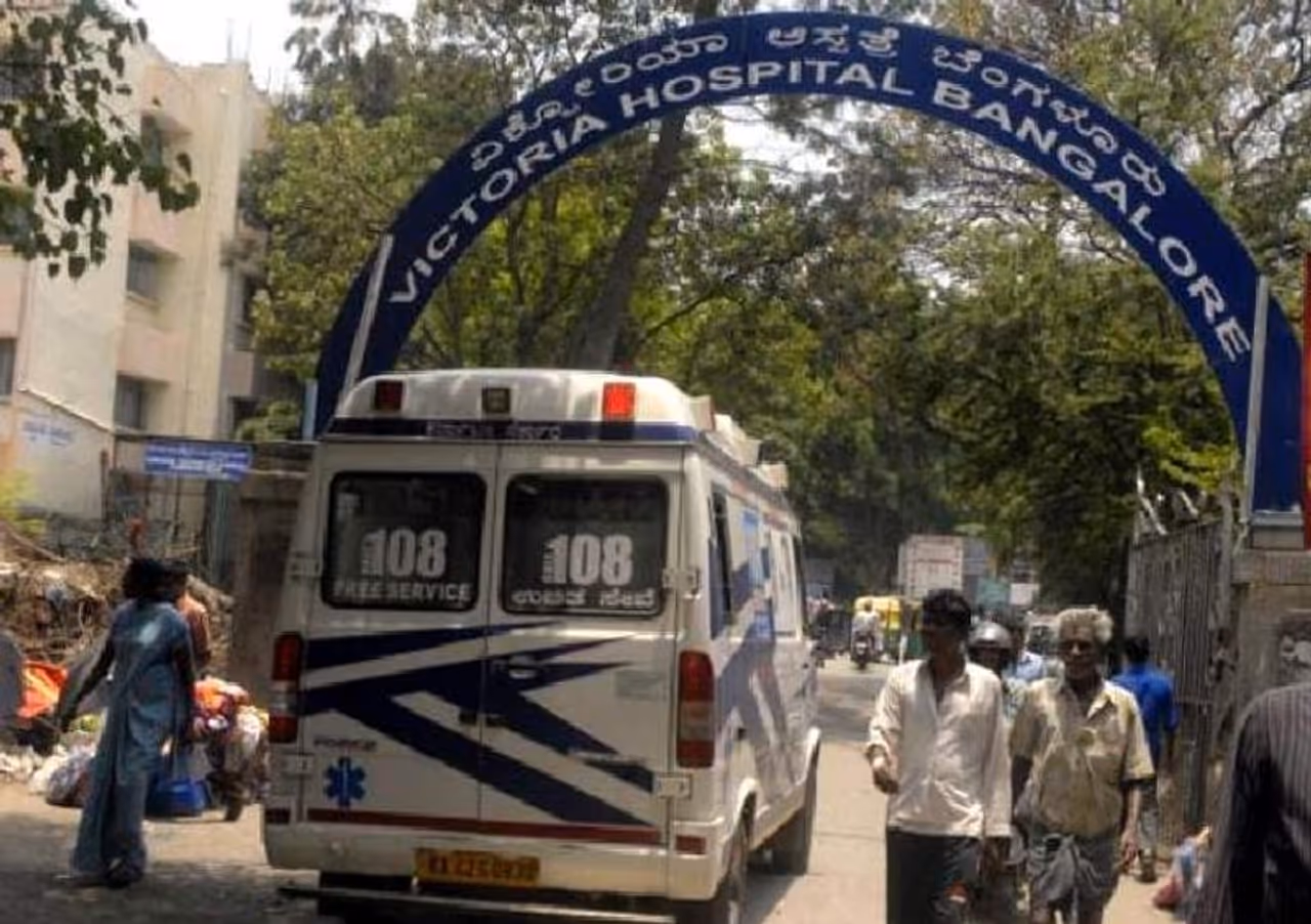 <p>ಮಹಾಮಾರಿ ಕೊರೋನಾ ವಿರುದ್ಧ ಹೋರಾಟದ ನಡುವೆಯೂ ಬೆಂಗಳೂರಿನ ವಿಕ್ಟೊರಿಯಾ ಆಸ್ಪತ್ರೆ ವಿಶೇಷ ಮೈಲಿಗಲ್ಲು ಸಾಧಿಸಿದೆ. </p> <p>ಮಹಾಮಾರಿ ಕೊರೋನಾ ವಿರುದ್ಧ ಹೋರಾಟದ ನಡುವೆಯೂ ಬೆಂಗಳೂರಿನ ವಿಕ್ಟೊರಿಯಾ ಆಸ್ಪತ್ರೆ ವಿಶೇಷ ಮೈಲಿಗಲ್ಲು ಸಾಧಿಸಿದೆ. </p>