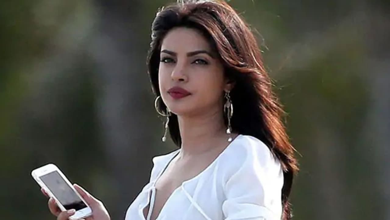 <p>18 ವರ್ಷಗಳ ಸಿನಿಮಾ ಕೆರಿಯರ್‌ನಲ್ಲಿ ಪ್ರಿಯಾಂಕಾಳಿಗೆ ಅನೇಕರು ಬೋಲ್ಡ್ ಆಗಿದ್ದಾರೆ. ಅಷ್ಟೇ ಪಿಗ್ಗಿ ಸಹ ಹಲವರಿಗೆ ತಮ್ಮ ಹೃದಯದಲ್ಲಿ ಸ್ಥಾನ ನೀಡಿದ್ದಾರೆ.</p>