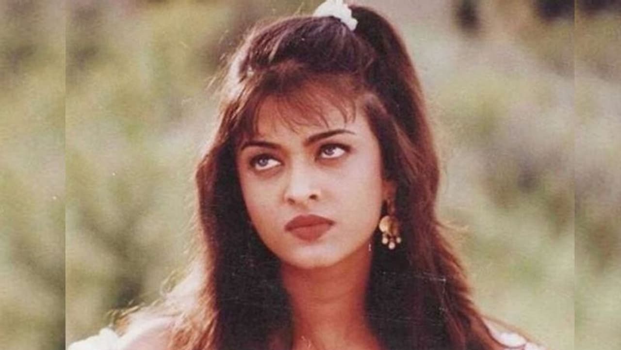 <p>మోడలింగ్ చేస్తున్న రోజుల నుంచే ఐశ్వర్య రాయ్కి అందాల రాశీ అన్న పేరుంది. వయసుతో పాటు ఆమె అందం పెరుగుతూ వస్తోంది.</p> <p>మోడలింగ్ చేస్తున్న రోజుల నుంచే ఐశ్వర్య రాయ్కి అందాల రాశీ అన్న పేరుంది. వయసుతో పాటు ఆమె అందం పెరుగుతూ వస్తోంది.</p>