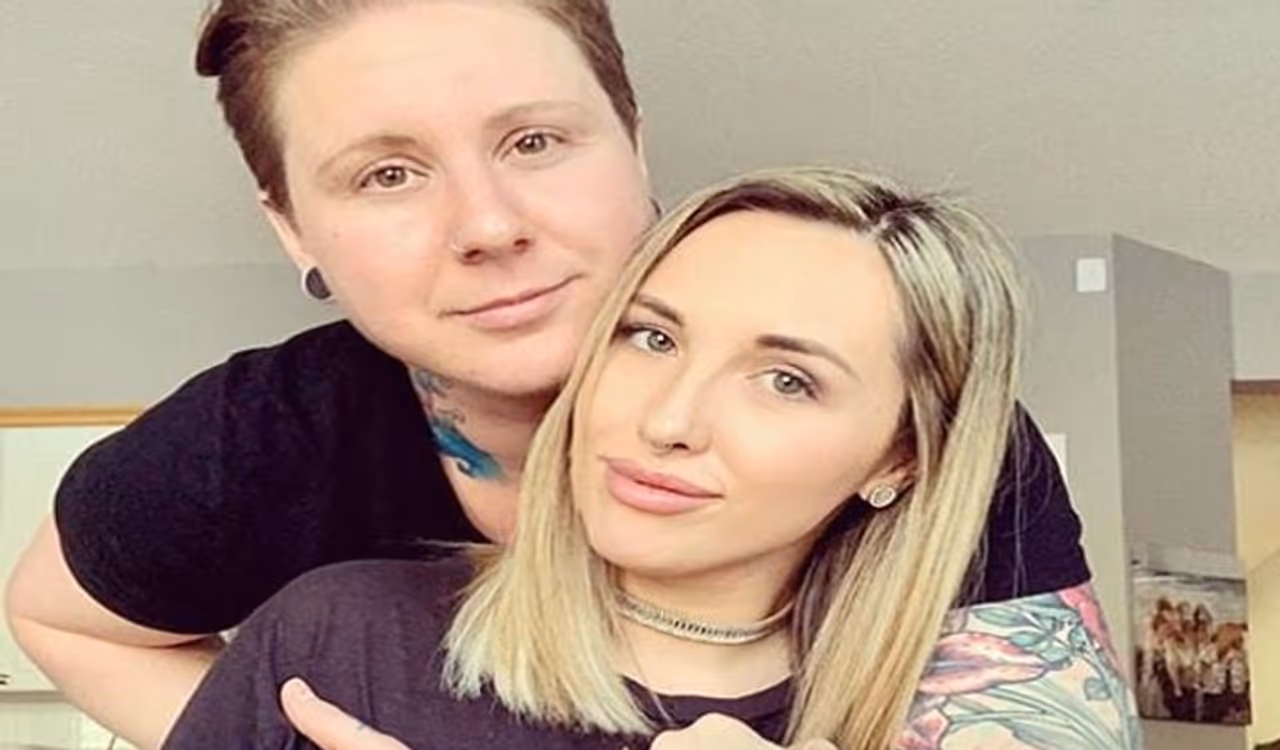 <p>ಕೆನಡಾದ ಚೇಸ್ ಮತ್ತು ಆ್ಯಲನ್ ಈ ಕತೆಯ ಪಾತ್ರಧಾರಿಗಳು. ಆಲ್ಬರ್ಟಾದ ನಿವಾಸಿಗಳಾದ ಇವರಿಗೆ ತಾವಿಬ್ಬರೂ ಲೆಸ್ಬಿಯನ್ ಎಂಬ ವಿಷಯ ತಿಳಿದಿದ್ದೇ ಡೇಟಿಂಗ್ ಆ್ಯಪ್ನಲ್ಲಿ ಗರ್ಲ್ಫ್ರೆಂಡ್ಗಾಗಿ ಹುಡುಕಿದರು. </p> <p>ಕೆನಡಾದ ಚೇಸ್ ಮತ್ತು ಆ್ಯಲನ್ ಈ ಕತೆಯ ಪಾತ್ರಧಾರಿಗಳು. ಆಲ್ಬರ್ಟಾದ ನಿವಾಸಿಗಳಾದ ಇವರಿಗೆ ತಾವಿಬ್ಬರೂ ಲೆಸ್ಬಿಯನ್ ಎಂಬ ವಿಷಯ ತಿಳಿದಿದ್ದೇ ಡೇಟಿಂಗ್ ಆ್ಯಪ್ನಲ್ಲಿ ಗರ್ಲ್ಫ್ರೆಂಡ್ಗಾಗಿ ಹುಡುಕಿದರು. </p>