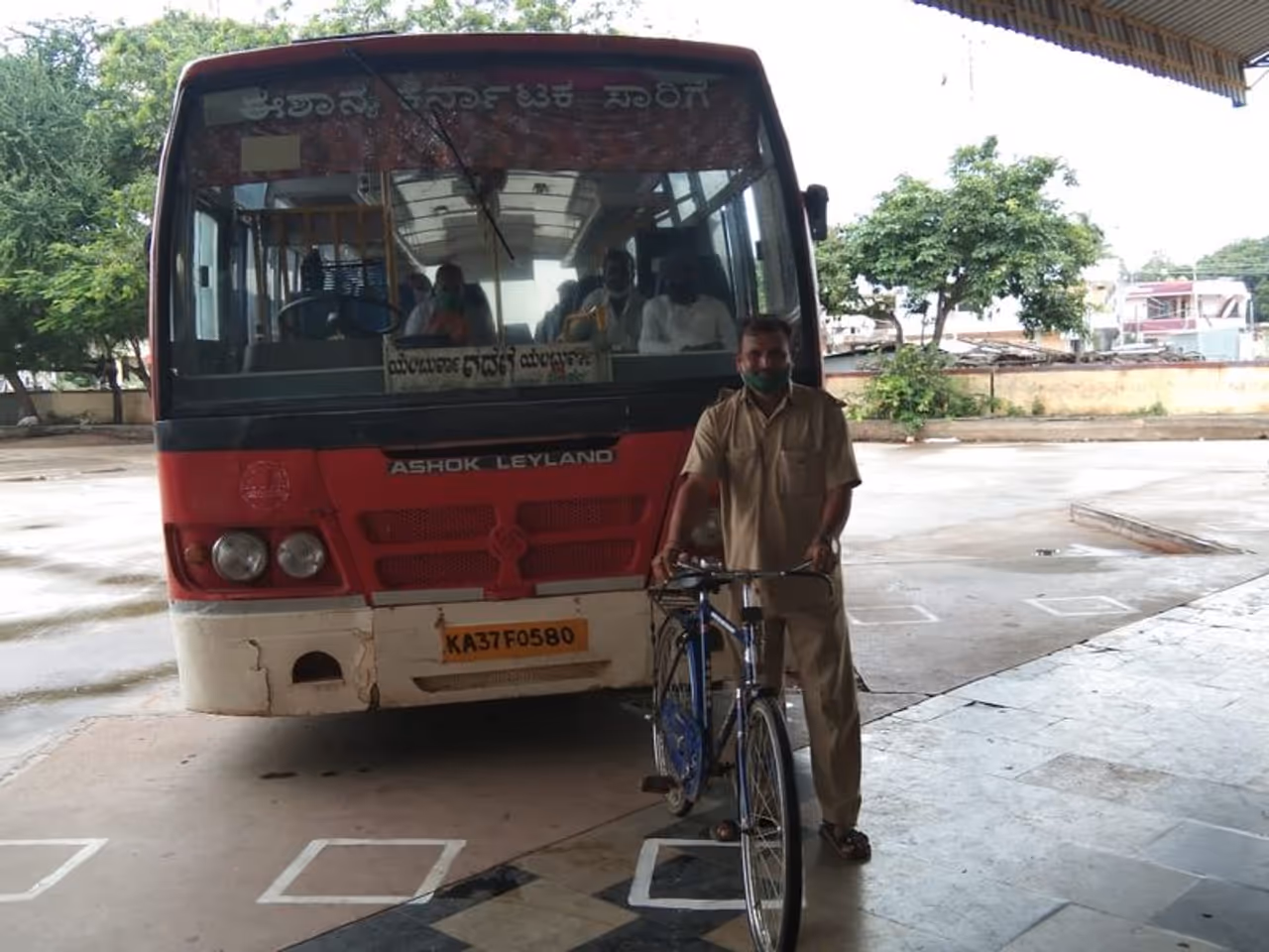 <p>ಯಲಬುರ್ಗಾ ಡಿಪೋದಲ್ಲಿ ಚಾಲಕ ಕಂ ನಿರ್ವಾಹಕರಾಗಿ ಕಾರ್ಯ ನಿರ್ವಹಿಸುತ್ತಿರುವ ನೀಲಪ್ಪ ಎಚ್. ಗದಗ ಜಿಲ್ಲೆಯ ರೋಣ ತಾಲೂಕಿನ ನಿಡಗುಂದಿಯಿಂದ ಪ್ರತಿ ದಿನ 30 ಕಿ.ಮೀ. ಸೈಕಲ್ ತುಳಿದು ನಿಗದಿತ ಸಮಯಕ್ಕೆ ಕರ್ತವ್ಯಕ್ಕೆ ಬರುತ್ತಿದ್ದಾರೆ. ಸಂಜೆ ಡ್ಯೂಟಿ ಮುಗಿದ ಬಳಿಕ ಮತ್ತೆ 30 ಕಿ.ಮೀ. ಸೈಕಲ್ ತುಳಿದು ವಾಪಸ್ ಗ್ರಾಮಕ್ಕೆ ತೆರಳುತ್ತಾರೆ.</p> <p>ಯಲಬುರ್ಗಾ ಡಿಪೋದಲ್ಲಿ ಚಾಲಕ ಕಂ ನಿರ್ವಾಹಕರಾಗಿ ಕಾರ್ಯ ನಿರ್ವಹಿಸುತ್ತಿರುವ ನೀಲಪ್ಪ ಎಚ್. ಗದಗ ಜಿಲ್ಲೆಯ ರೋಣ ತಾಲೂಕಿನ ನಿಡಗುಂದಿಯಿಂದ ಪ್ರತಿ ದಿನ 30 ಕಿ.ಮೀ. ಸೈಕಲ್ ತುಳಿದು ನಿಗದಿತ ಸಮಯಕ್ಕೆ ಕರ್ತವ್ಯಕ್ಕೆ ಬರುತ್ತಿದ್ದಾರೆ. ಸಂಜೆ ಡ್ಯೂಟಿ ಮುಗಿದ ಬಳಿಕ ಮತ್ತೆ 30 ಕಿ.ಮೀ. ಸೈಕಲ್ ತುಳಿದು ವಾಪಸ್ ಗ್ರಾಮಕ್ಕೆ ತೆರಳುತ್ತಾರೆ.</p>