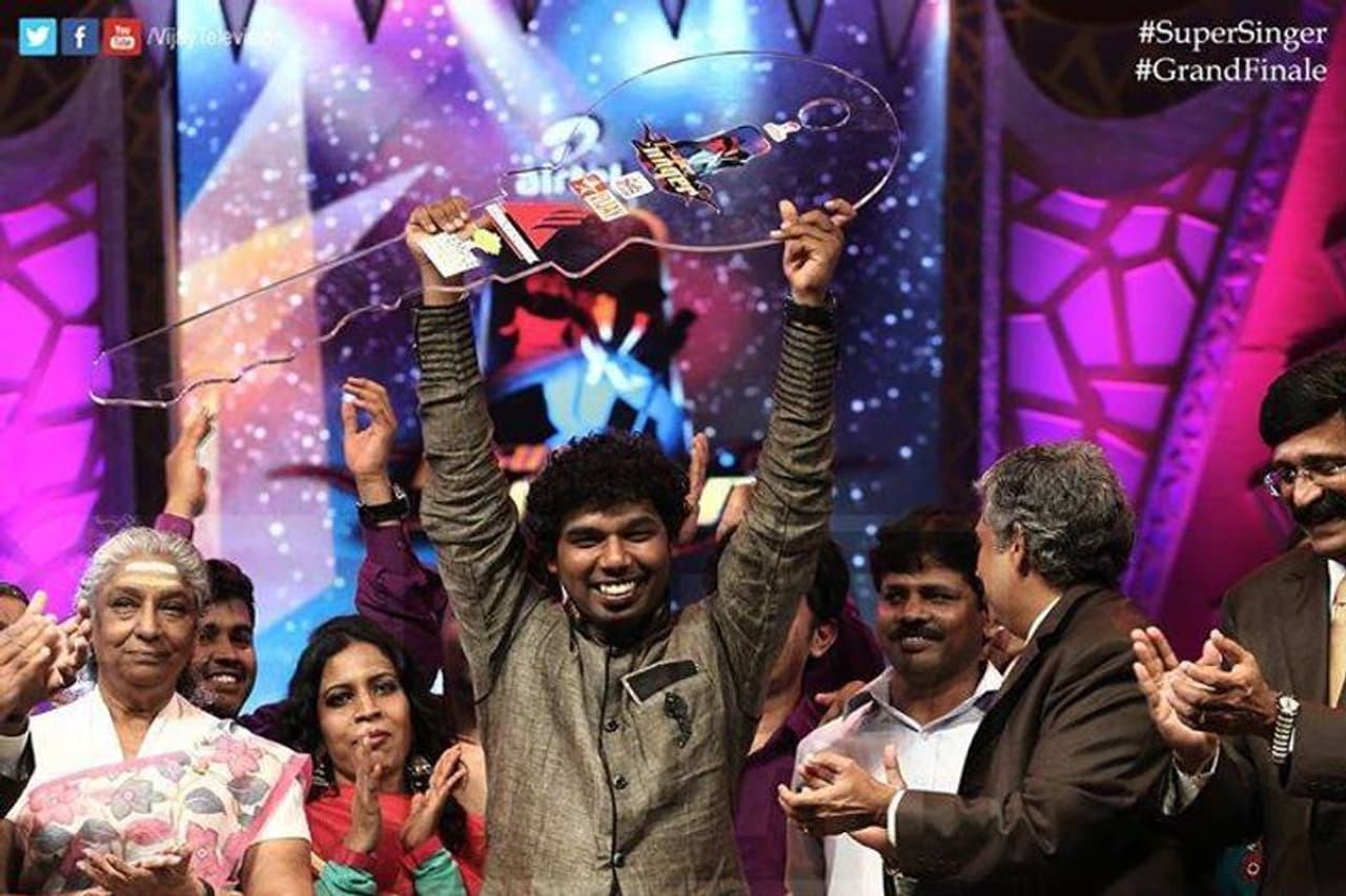 <p><br />விஜய் டி.வி.யில் ஒளிபரப்பாகி வரும் பிரபல ரியாலிட்டி ஷோ சூப்பர் சிங்கர். இந்த நிகழ்ச்சியில் 2014ம் ஆண்டு பங்கேற்று டைட்டில் வின்னராக தேர்தெடுக்கப்பட்டவர் திவாகர்.&nbsp;</p>