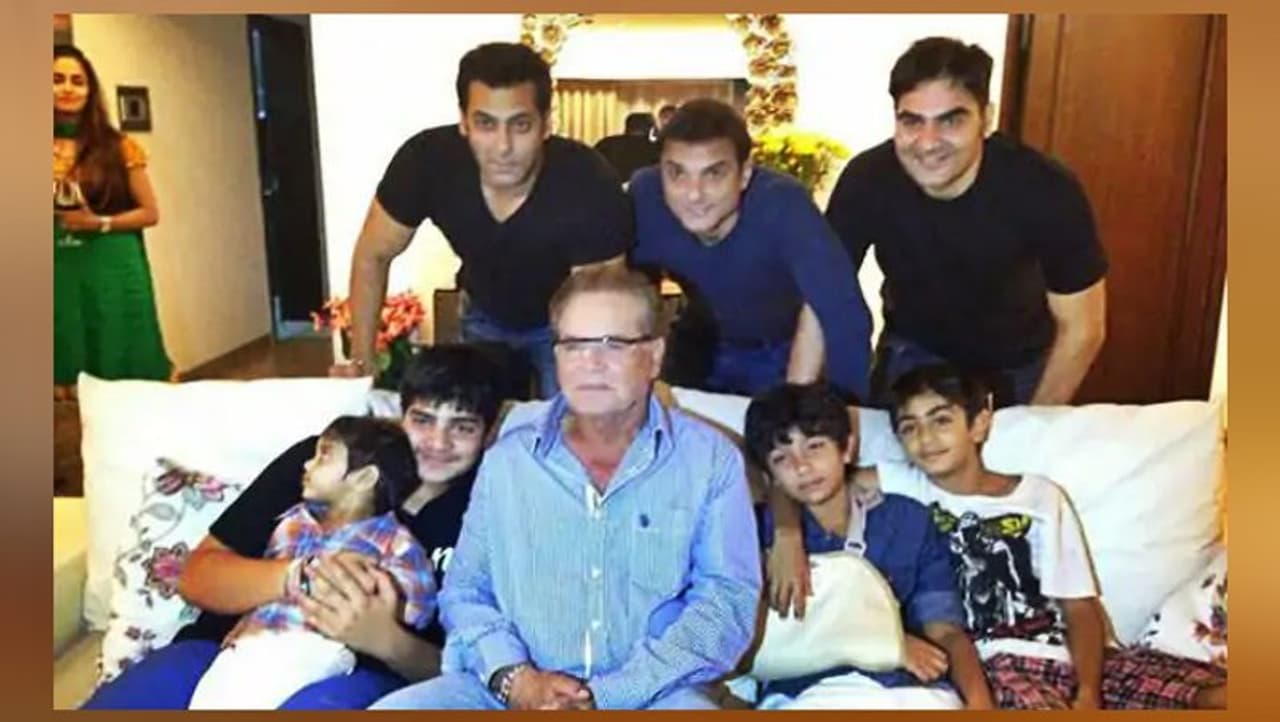 <p>ಸೂಪರ್‌ಸ್ಟಾರ್‌ ಸಲ್ಮಾನ್ ಖಾನ್ ತಮ್ಮ ಇಡೀ ಕುಟುಂಬದೊಂದಿಗೆ ವಾಸಿಸುವ ಮುಂಬೈನ ಗ್ಯಾಲಕ್ಸಿ ಅಪಾರ್ಟ್ಮೆಂಟ್‌ನ ಮನೆ ತುಂಬಾ ಸುಂದರವಾಗಿದ್ದು, ಸಖತ್‌ ಪೇಮಸ್‌ ಕೂಡ. ಹಲವು ವರ್ಷಗಳಿಂದ ವಾಸಿಸುತ್ತಿರುವ ಈ ಮನೆಯನ್ನು ಬಿಡಲು ಸಲ್ಮಾನ್‌ಗೆ ಇಷ್ಟವಿಲ್ಲವಂತೆ. ಕಾರಣ ಅವರ ತಂದೆ ಸಲೀಮ್ ಖಾನ್. ಮುಂಬೈಗೆ ಬಂದಾಗಿನಿಂದ ಅವರು ಇಲ್ಲಿಯೇ ವಾಸಿಸುತ್ತಿದ್ದಾರೆ. ಈ ಸ್ಥಳವನ್ನು ತುಂಬಾ ಪ್ರೀತಿಸುವ ತಮ್ಮ ತಂದೆಯ ಸಲುವಾಗಿ ಈ ಸ್ಥಳವನ್ನು ಬಿಡುವುದಿಲ್ಲ ಎನ್ನುತ್ತಾರೆ ಸಲ್ಲೂ ಭಾಯ್‌.</p>